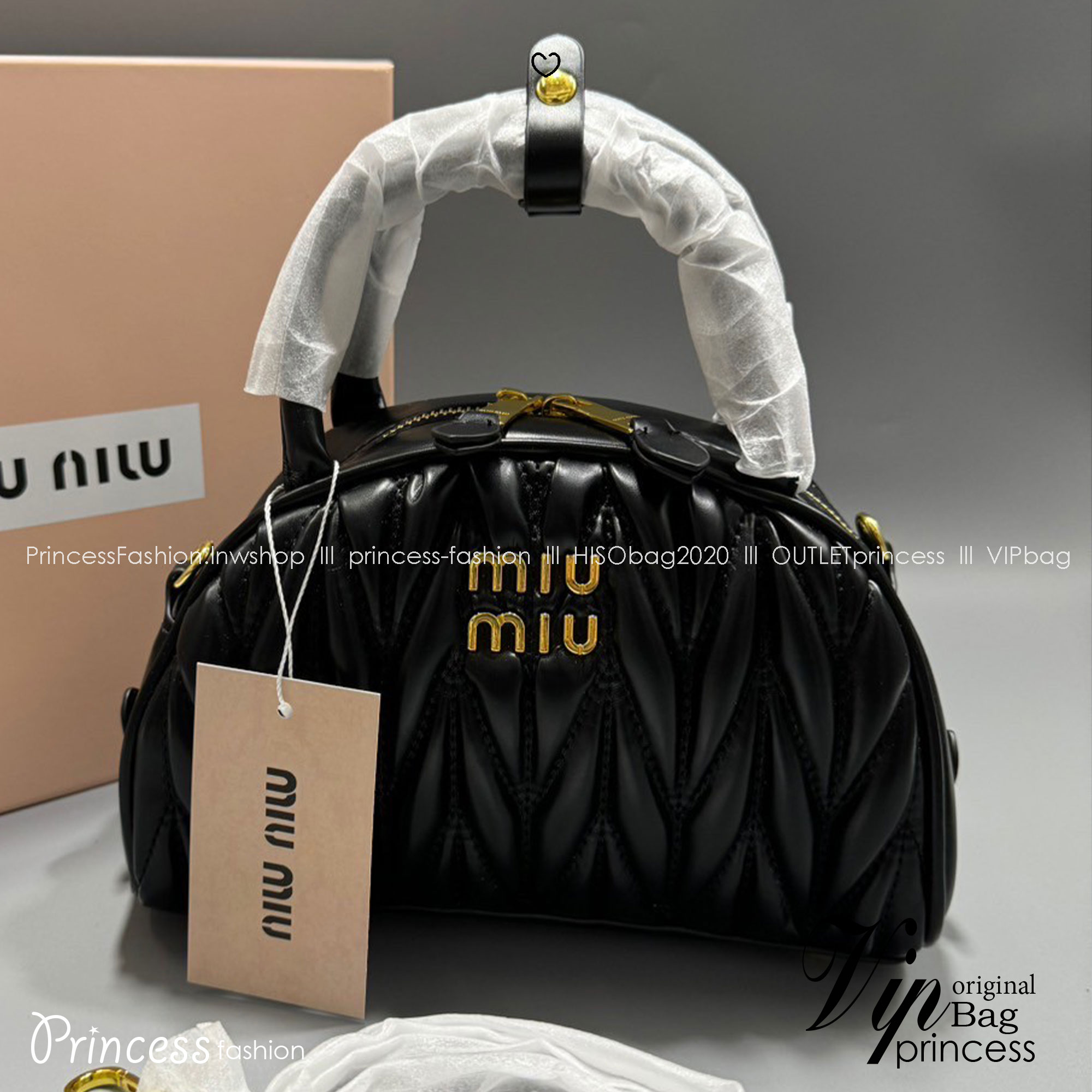 MIU MIU Dumplings leather bag กระเป๋าถือ/สะพายสุดชิค ดีไซน์เพิ่มดีเทล ด้วยการเดินด้ายเป็นเอกลักษณ์ สวยดูแพง ดีไซน์เรียบแต่มากมีอยู่จริง สวยดูแพง แมทชุดได้ง่ายสุด มินิมอลมินิใจ หูจับในตัวง่ายและสะดวกพกพา