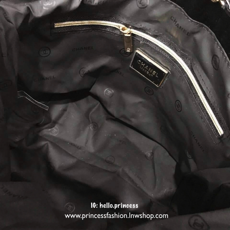 Chanel GWP Tote Bag With Chain New arrival! กระเป๋าสะพายทรง Tote VIP Gift With Purchase รุ่น Limited Edition VIP gift ของแท้จาก Chanel Perfume Counter วัสดุหนังเรียบลายตาราง ขนาดกำลังดี น้ำหนักเบา ด้านหน้ามีโลโก้ เปิดปิดด้วยกระดุมแม่เหล็ก ภายในมีโลโก้ และ