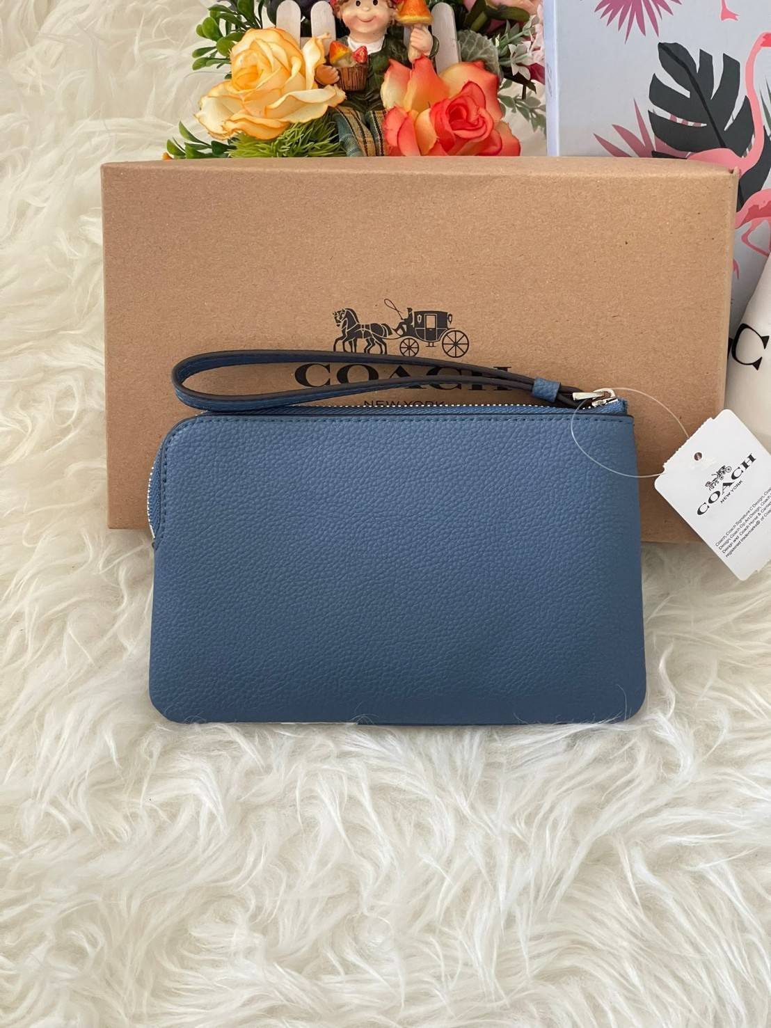 Coach & Disney Corner Zip Wristlet เปิดตัวคอลเลคชั่นเมื่อความดาร์กและโรแมนติกโคจรมาพบกัน เมื่อแบรนด์เครื่องหนังสัญชาติอเมริกัน Coach ร่วมมือกับ Disney สร้างสรรค์คอลเล็กชั่นพิเศษที่ได้รับแรงบันดาลใจมาจากเทพนิยายอเมริกันโกธิกของนิวยอร์ค ถ่ายทอดผ่านเหล่าตัวล