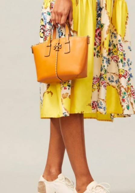 Tory Burch McGraw Mini Top Zip Satchel กระเป๋าสะพายทรงสวย ขนาดกำลังดี หูจับถนัดมือ วัสดุหนังแกะสังเคราะห์หนังสวยเงาขึ้นรูป ประดับโลโก้แบรนด์ด้วยหนังที่ด้านหน้า จะสะพายข้างหรือcrossbody ได้หมด แมทกับชุดได้ง่าย น้ำหนักเบาค่ะ มาพร้อมสายสะพายยาวปรับระดับได้ ถ