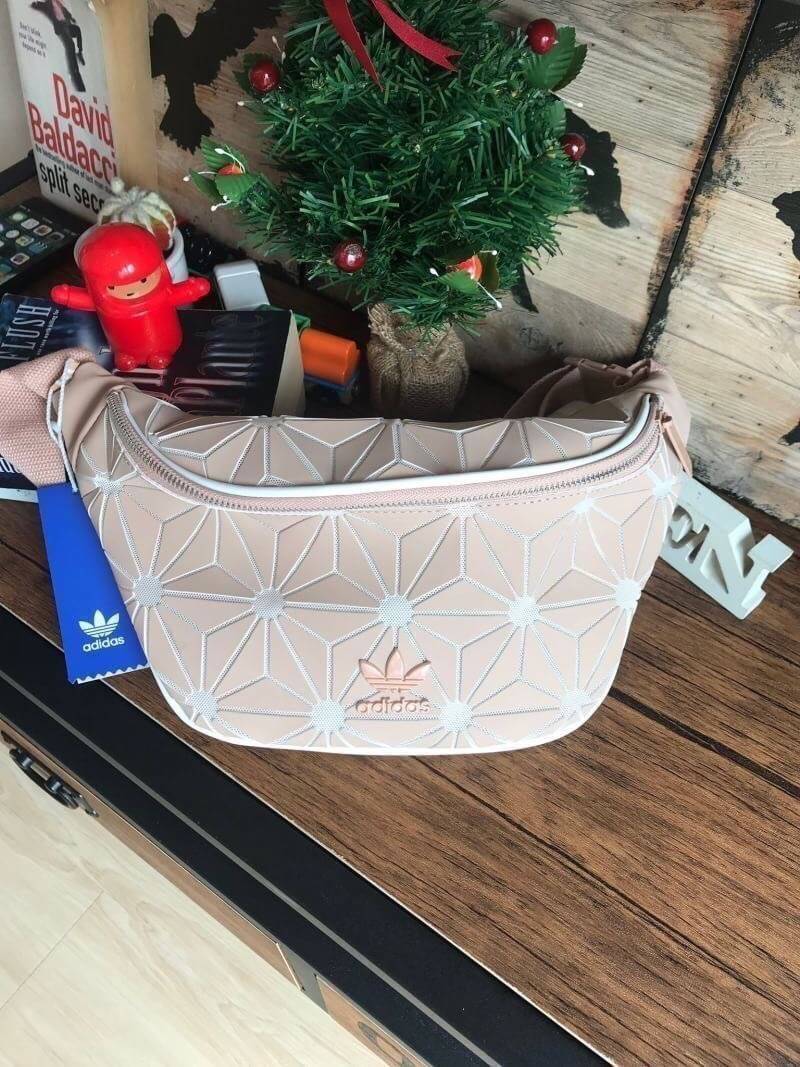 Adidas Originals 3D Mini Airline (ISSEY MIYAKE Style Shoulder Bag) กระเป๋าสะพายสไตล์สปอร์ตแบบคาดเอวคาดอกรุ่นใหม่ดีไซน์สุดฮิตสไตล์ ISSEY MIYAKE ใช้ได้ทั้งชายและหญิง ขนาดกำลังดี น้ำหนักเบา ด้านหน้าประดับโลโก้แบรนด์ เปิดปิดด้วยซิปสะดวกใช้อะไหล่ปั้มแบรนด์สวยด