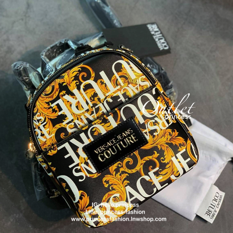 VERSACE JEANS MINI BACKPACK กระเป๋าสะพายเป้จากแบรนด์ดัง วัสดุ Saffiano PVC คุณภาพดี นิ่ม ด้านหน้าประดับด้วยโลโก้แบรนด์สวยโดดเด่น เปิดปิดกระเป๋าด้วยซิปสะดวกใช้ ด้านในโล่งกว้างมีช่องซิปและช่องเล็กสำหรับใส่ของ ด้านหน้ามีช่องซิปอีกหนึ่งช่องใช้งาน รุ่นนี้สามาร