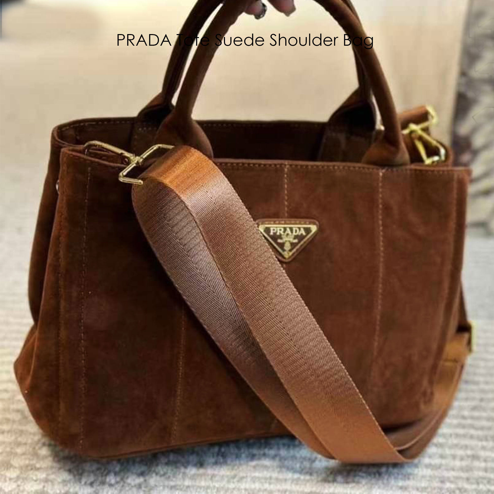 PRADA Suede Tote Bag กระเป๋าทรงโท้ทงานหนังกลับ สวยเด่นเป็นเอกลักษณ์มาก ดีไซน์เรียบแต่มากมีอยู่จริง สวยดูแพง ที่ไม่มีตอนนี้คือพลาด