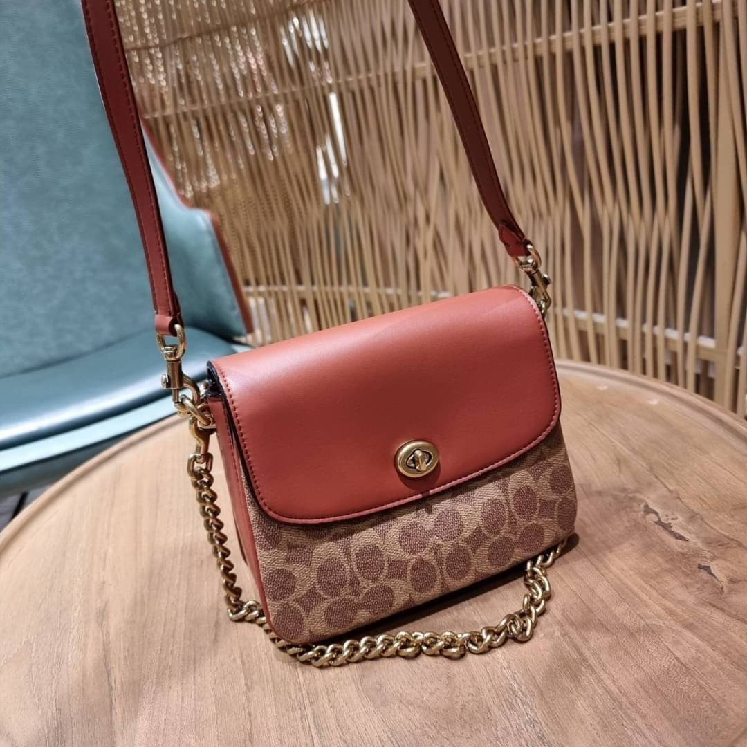 COACH 89089 CASSIE CROSSBODY 19 IN SIGNATURE CANVAS คัมแบ็คแล้วจ้า!! เรียบหรู ดูดี ต้องไอเท็มนี้เลย!! กระเป๋าสะพายข้าง สุดพิเศษ!! มีสายมาให้ถึง 3 แบบ!! สลับใช้แมทช์ตามสไตล์ได้เลย วัสดุหนังแคนวาสสลับหนังแท้ บอกเลยว่าสวยทุกสีนะคอลนี้ เปิด-ปิดด้วยตัวบิดล็อค 