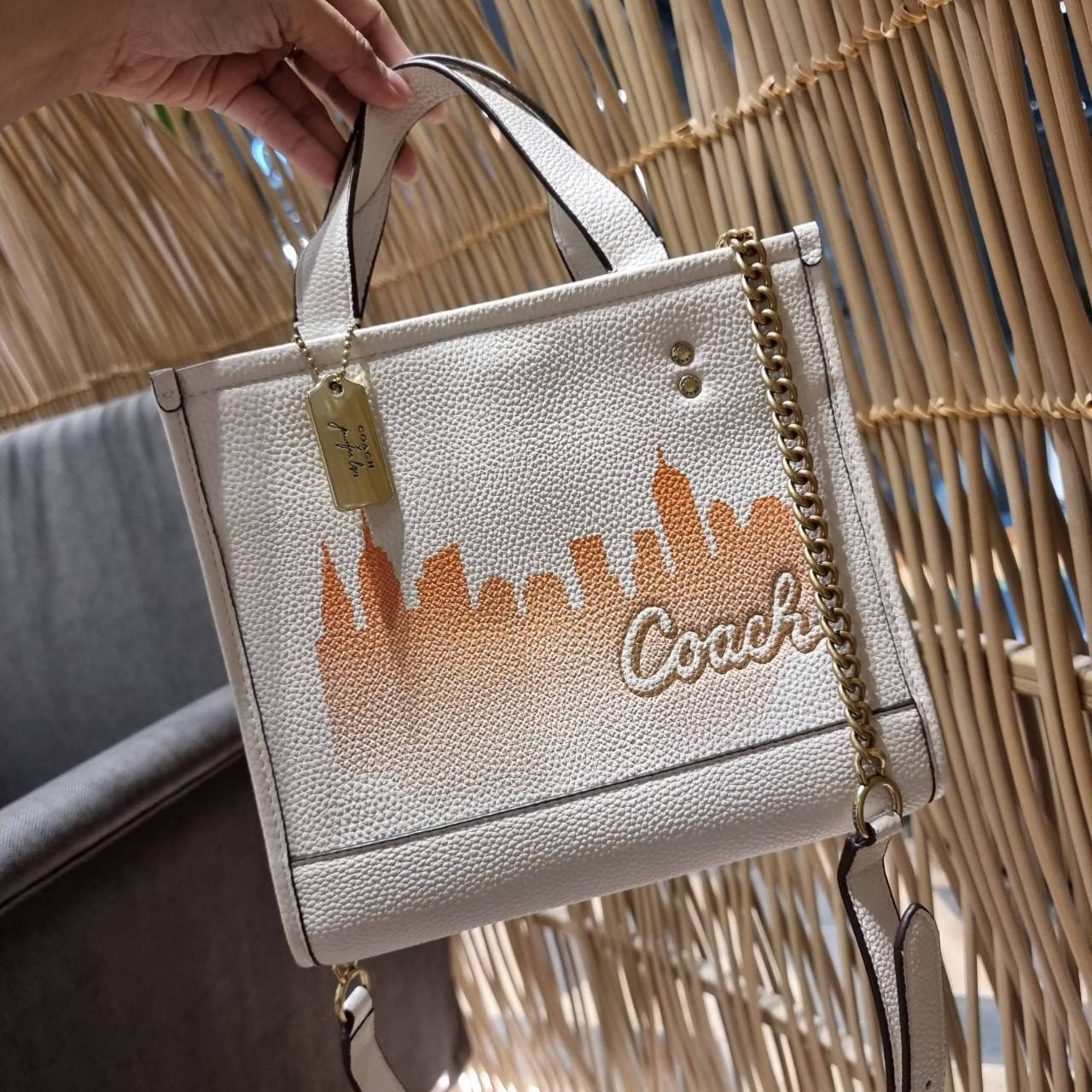 COACH C6494 COACH x JENNIFER LOPEZ DEMPSEY TOTE 22 WITH NYC SKYLINE คอลเลคชั่นใหม่ล่าสุด ยังไม่เข้า shop ไทย!! สุดยอดตัวแม่แห่งความเซ็กซี่ เจนนิเฟอร์ โลเปซ คอลแลบกับแบรนด์ เพิ่มความมีเสน่ห์ให้กับไอเท็มนี้ได้อย่างไม่ต้องสืบ!! กระเป๋าสะพายทรงโท้ท ดีไซน์โดดเ