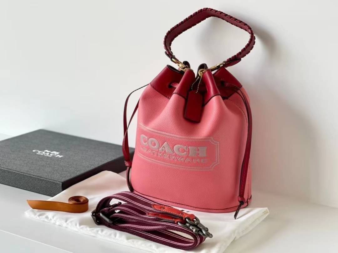 COACH Color-Block Leather Field Bucket Bag ((C3850//C3851)) พร้อมส่งที่ไทย กระเป๋าทรงขนมจีบ สุดฮิต ใช้ได้กับทุกๆวัน หนังแท้ลายหนังสวยนิ่มมือดีค่ะ ด้านหน้ามีโลโก้แบรนด์ตังใหญ่ ปากกระเป๋าแบบหูรูด ปล่อยหนังห้อยยาวลงมา ภายในกระเป๋ากว้างใส่กระเป๋าเงินใบยาวได้;