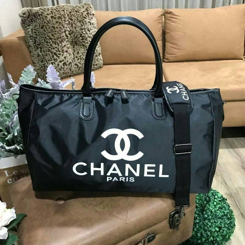 CHANEL Large Travel Bag กระเป๋าเดินทางของเเท้จาก Chanel Perfumes Counter VIP Gift With Purchase วัสดุ NYLON & Polyester 100% เนื้อหนาสีดำด้านหน้าสกรีนโลโก้ ใบใหญ่จุใจค่ะสามารถใส่เสื้อผ้ารองเท้า เอกสาร ของใช้ได้เยอะ น้ำหนักเบา กันนำ้ดูแลรักษาทำความสะอาดง่า