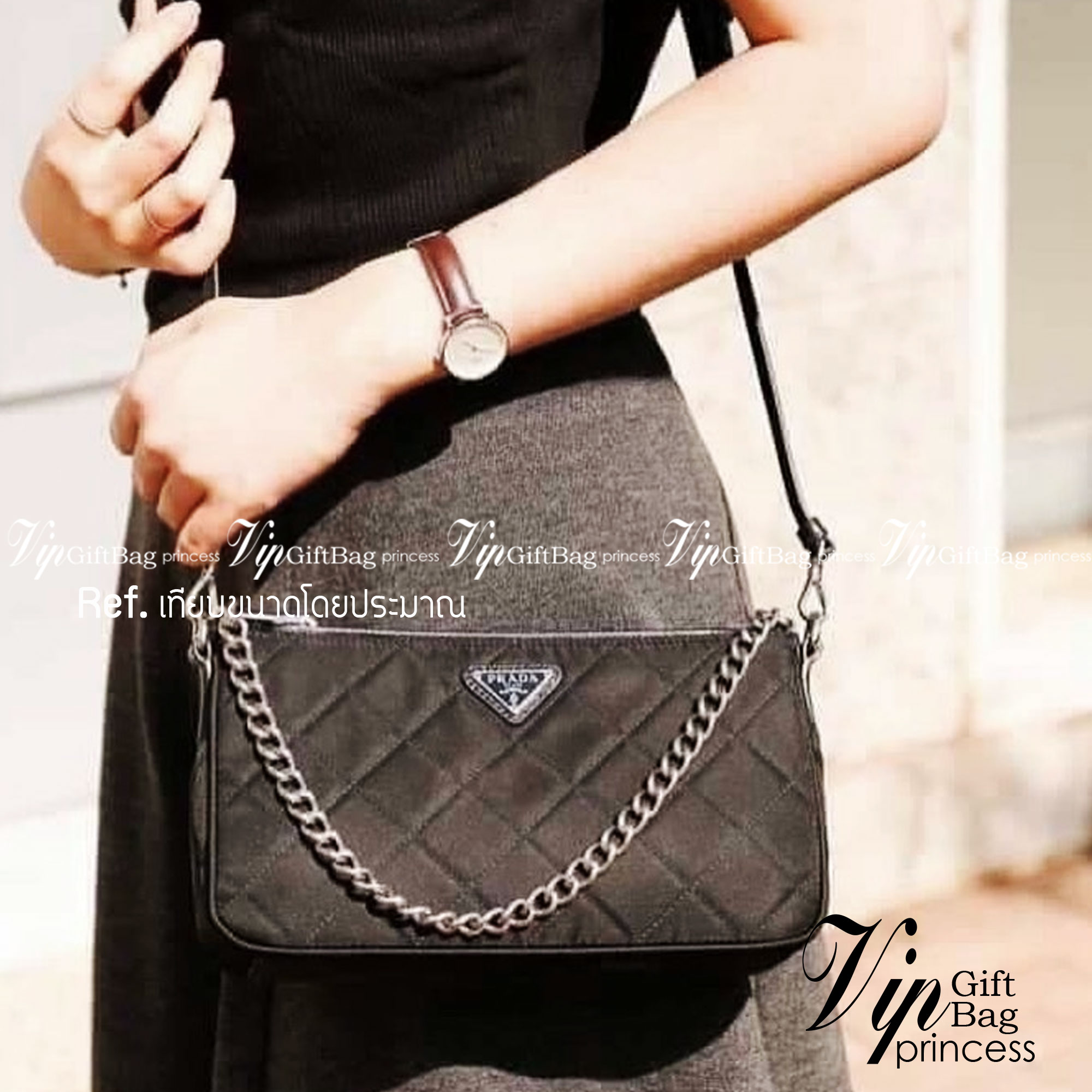 PRADA Tessuto Nylon Quilted Convertible Top Handle Sling Bag / PRADA Nylon Shoulder Bag กระเป๋าสะพายรุ่น Every Day Look ได้เลยค่ะ รุ่นแนะนำ วัสดุเป็น Nylon เนื้อดี บุเดินเส้นลายตารางดีไซน์ยอดนิยม ขนาดกำลังดี น้ำหนักเบา ด้านหน้าประดับโลโก้แบรนด์อะไหล่เงินส