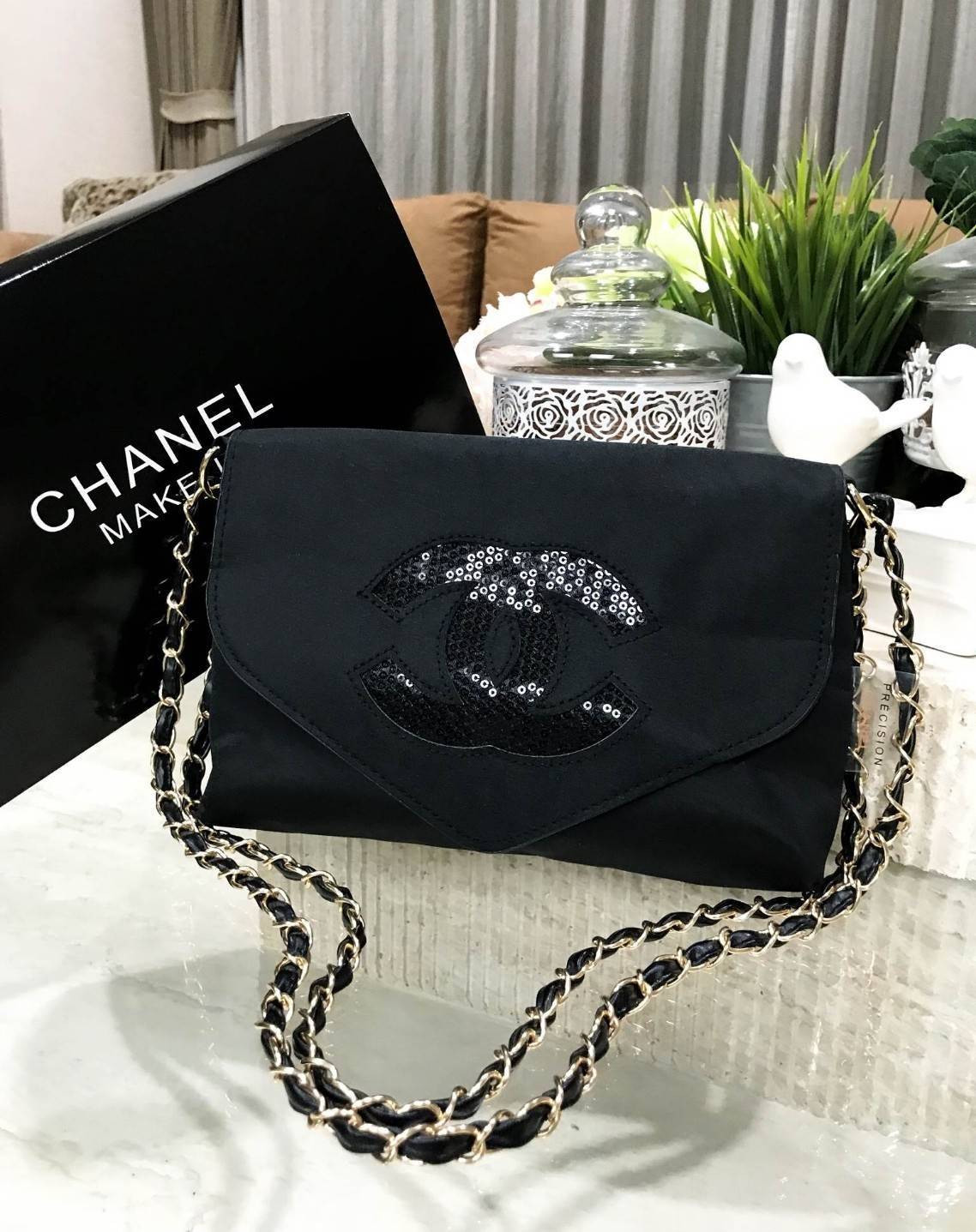 Chanel Envelope Cosmetic Bag With Chain VIP Gift With Purchase (GWP) VIP. gift แท้จาก Chanel Cosmetic Counter ดีไซน์รูปซองจดหมาย วัสดุ Nylon & Polyester 100% อยู่ทรงสวยอด้านหน้า ประดับโลโก้แบรนด์วิ๊งๆ สวยหรูดูดี เปิดปิดด้วยฝาปิด พร้อมซิปแบรนด์อะไหล่ทอง ซั