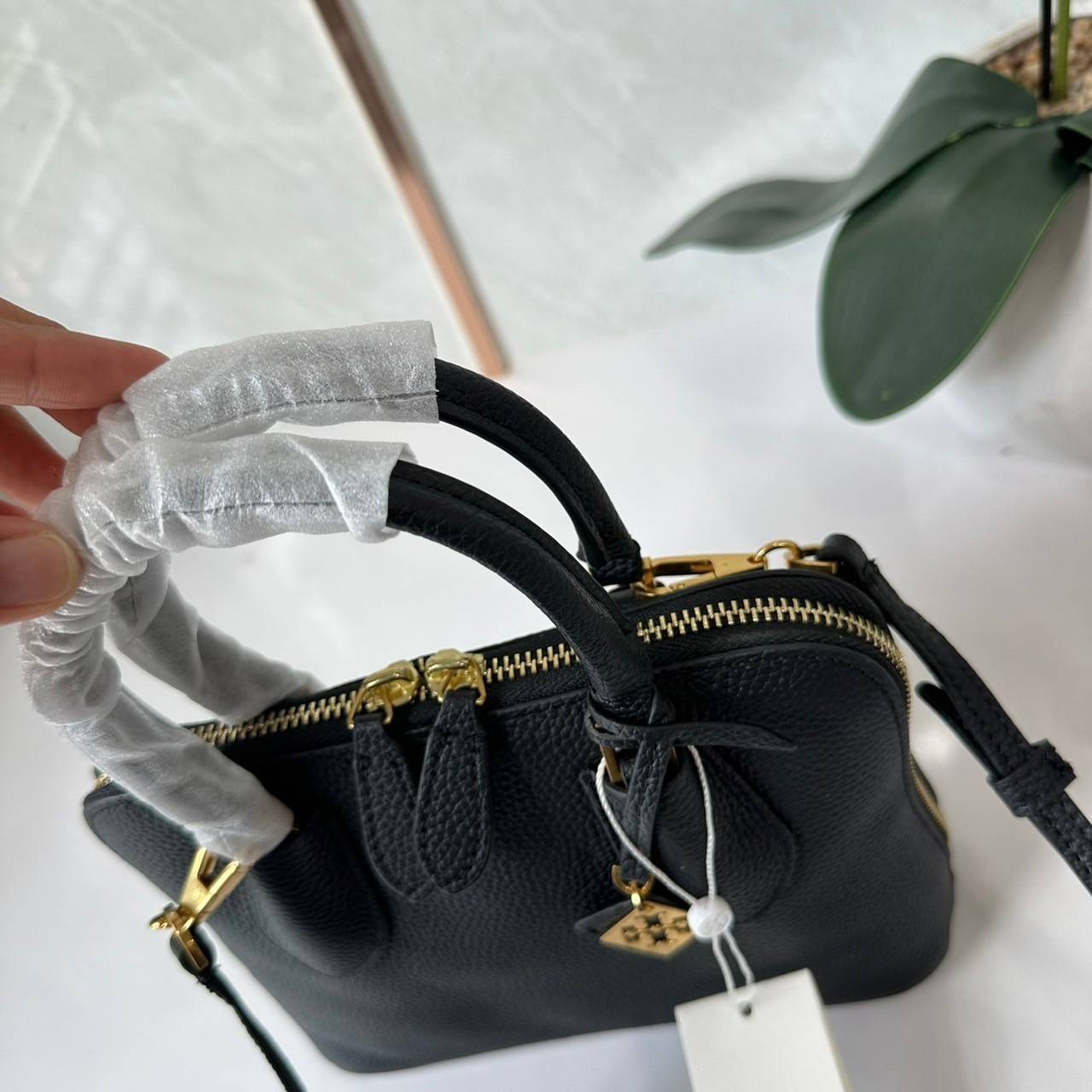 TORY BURCH MINI PEBBLED SWING BAG / Tory Mini Swing Bag in Pebbled Leather / T Monogram Jacquard Swing Bag กระเป๋าสะพาย คอลเลคชั่นใหม่ล่าสุดดีไซน์สุดคลาสสิก รูปทรงโดม