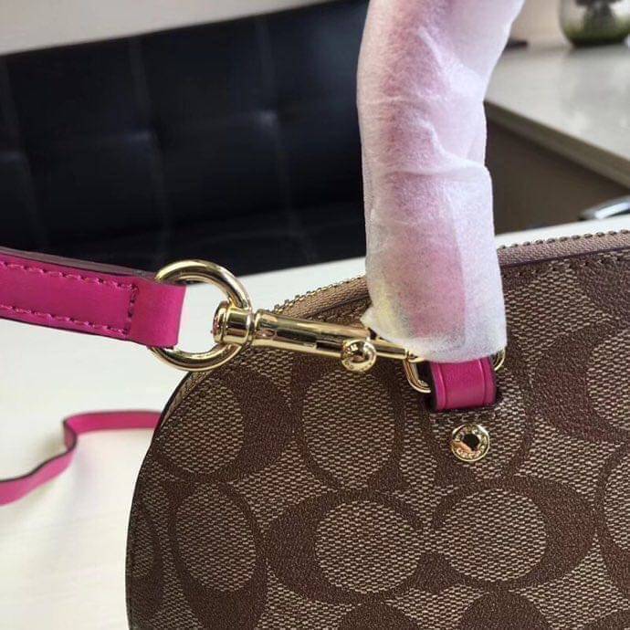 Coach Mini Sierra Signature กระเป๋าถือทรงโดม ภายในกว้างสามารถใส่กระเป๋าเงินเล็ก และมือถือได้ และยังมีช่องซิปเล็ก 1 ช่อง ด้านหลังมีกระเป๋าเล็กเก็บบัตร 1 ช่อง ใครยังไม่มีพลาดไม่ได้แล้วนะคะ