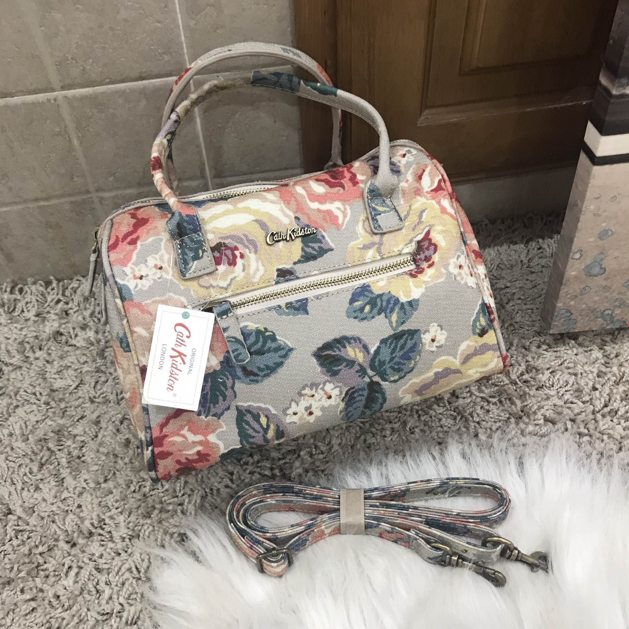 Hot item Cath Kidston bowling bag กรี้ดกับความน่ารักของกระเป๋าแบรนด์นี้ค่ะ กระเป๋าทรง bowling bag จาก cath kidston ชนช้อป ค่ะ ขนาดกลางจุของ ทั้งกระเป๋าสตางค์ กระเป๋าเครื่องสำอางค์ เปิดปิดด้วยซิป มีมาครบสามลายแล้วค่ะ นี้หนังแข็งเป็นทรงไม่ย้วย ใช้งานง่าย แน
