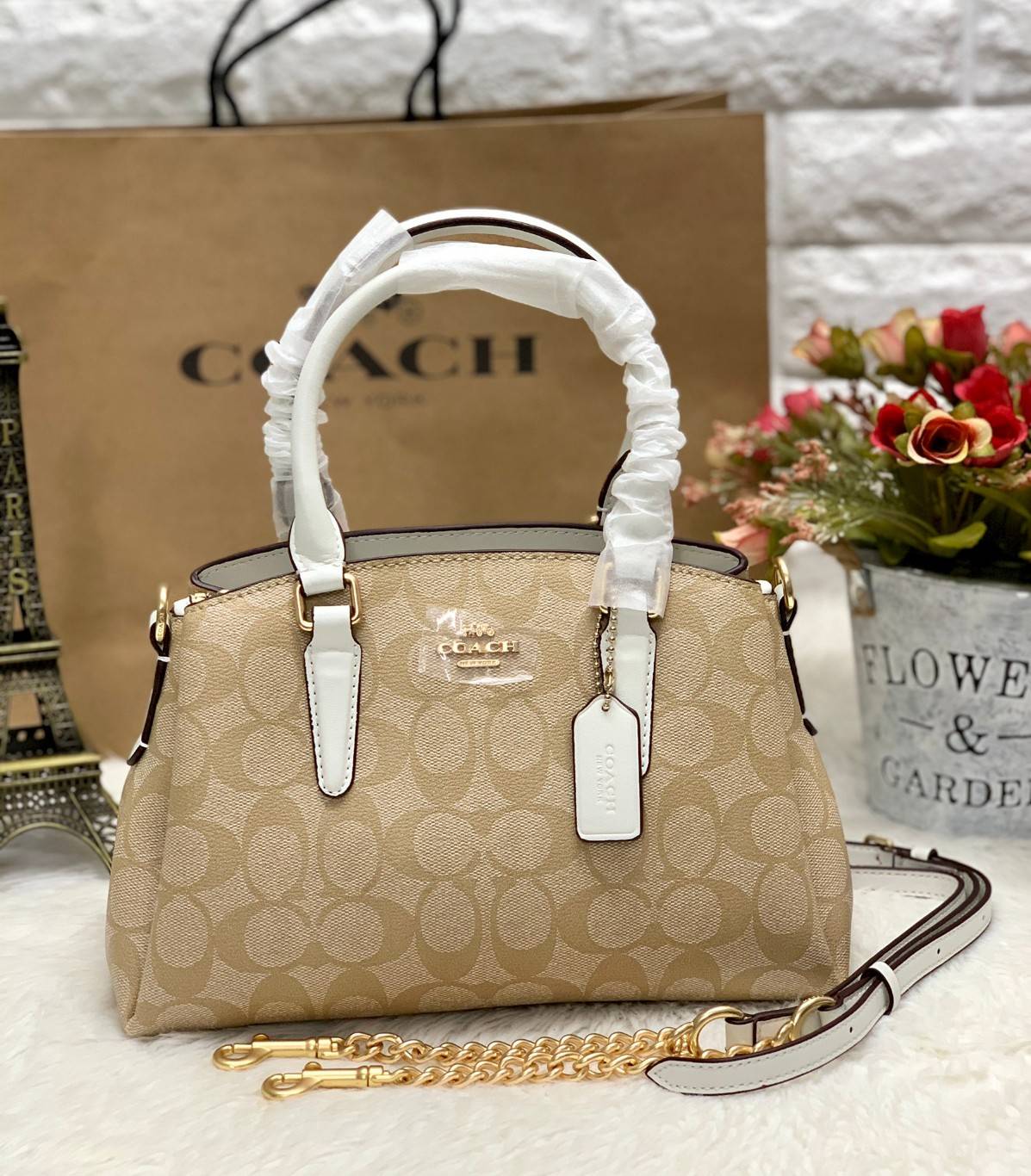 COACH MINI SAGE CARRYALL IN SIGNATURE 🌈กลับมาแล้ว รุ่นที่สาวๆหลายคนถามหาค่ะ! กระเป๋าหิ้วได้//สะพายข้างได้ pvc หนังนิ่มอย่างดีค่ะ กระเป๋าแบ่งออกเป็น3ช่อง มีเป็นช่องซิปกลาง แต่ละช่องกว้างใส่ของจำเป็นได้ครบเลยนะคะ พร้อมสายสะพายแบบโซ่ต่อหนังถอดออกได้เ