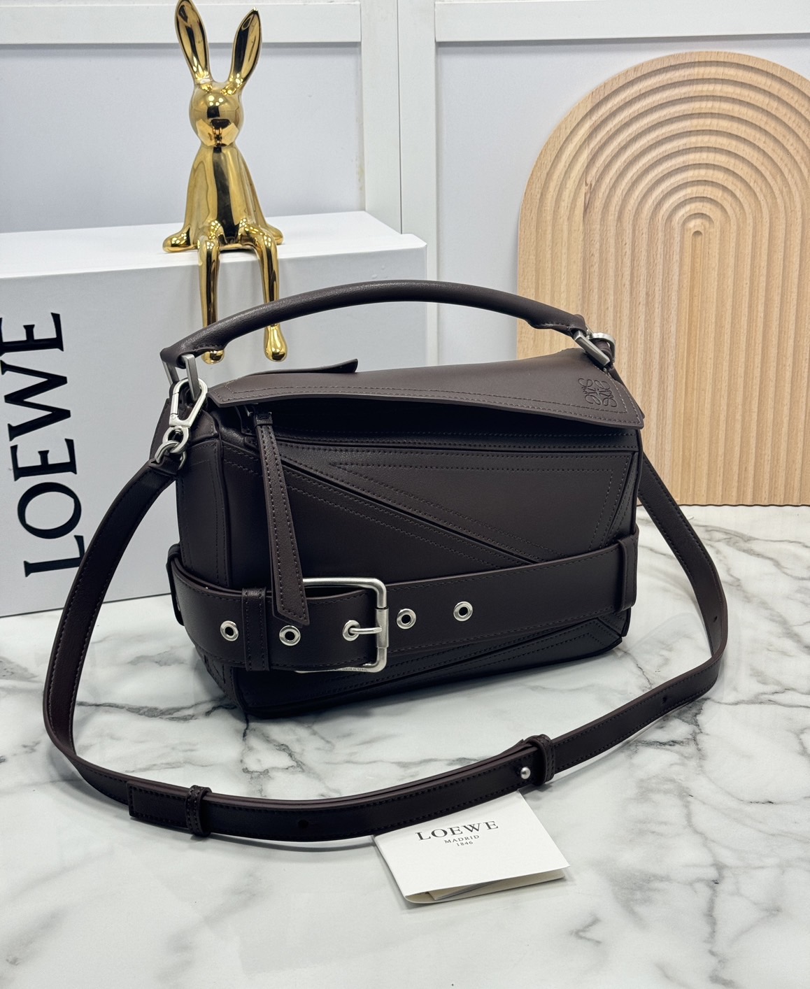 ORI หนังแท้ | Loewe Small Puzzle Biker bag in shiny Leather 24cm กระเป๋าสะพายทรงกล่องพัซเซิล รุ่นใหม่ล่าสุด คล้ายเข็มขัดด้านหน้าสวยเท่โดดเด่นสไตส์ไบเกอร์ ด้วยเส้นสายเรขาคณิตอันโดดเด่นและรูปทรงลูกบาศก์