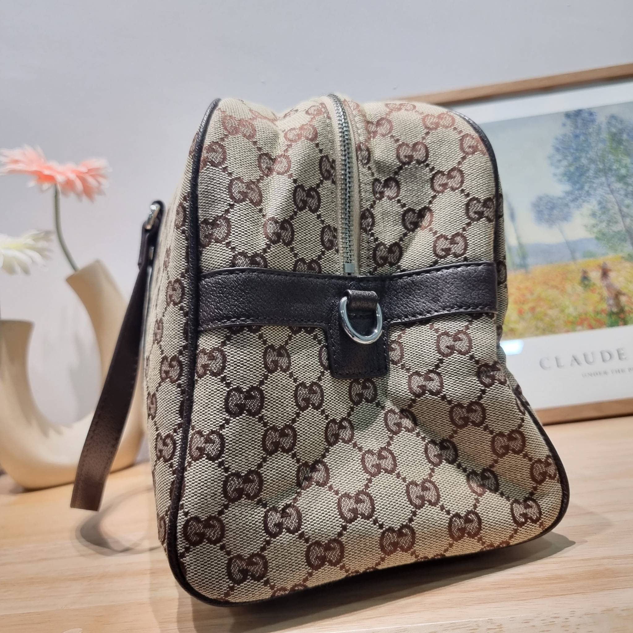 GUCCI Monogram Boston Duffle Bag / Gucci boston travel bag ใหม่ไปเลยกับกระเป๋าเดินทาง เตรียมความพร้อมสำหรับทริปเที่ยวช่วงสิ้นปี!! ดีไซน์เรียบง่าย แฝงความคลาสสิค ที่ใช้ได้ทั้งชายและหญิง วัสดุผ้าแคนวาสทนทาน
