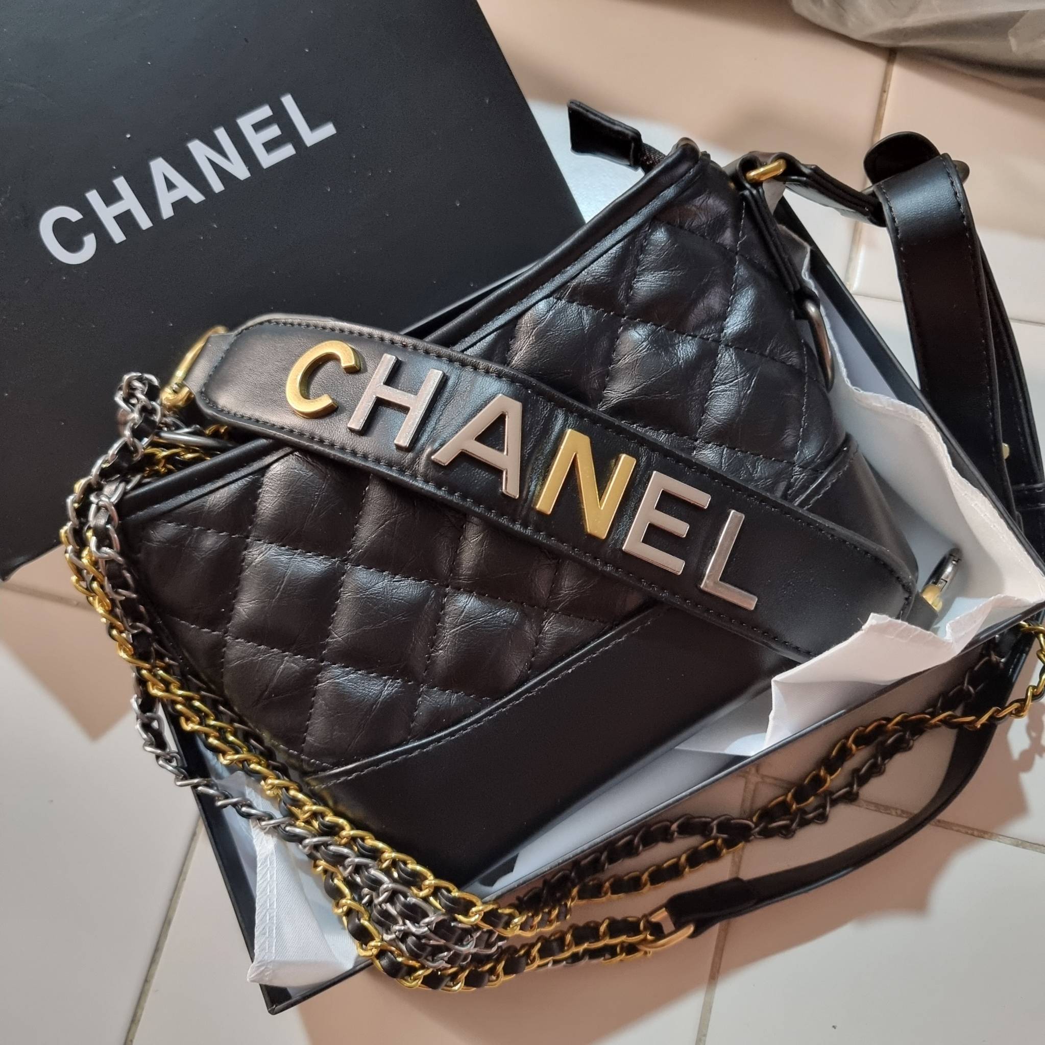 8" CHANEL SHOULDER BAG / CHANEL GABRIELLE HOBO BAG ไซส์คลาสสิค กระเป๋าสะพายข้าง/ไหล่ หนังสังเคราะห์ นิ่ม หรู มาพร้อมพวงกุญแจสัญลักษณ์แบรนด์ พิเศษ!! สายคล้อง jumbo font เพิ่มดีเทลความแพง อะไหล่พร้อมโซ่สะพายสีทองสลับสีเงินรมดำ สามารถสะพาย crossbody หรื
