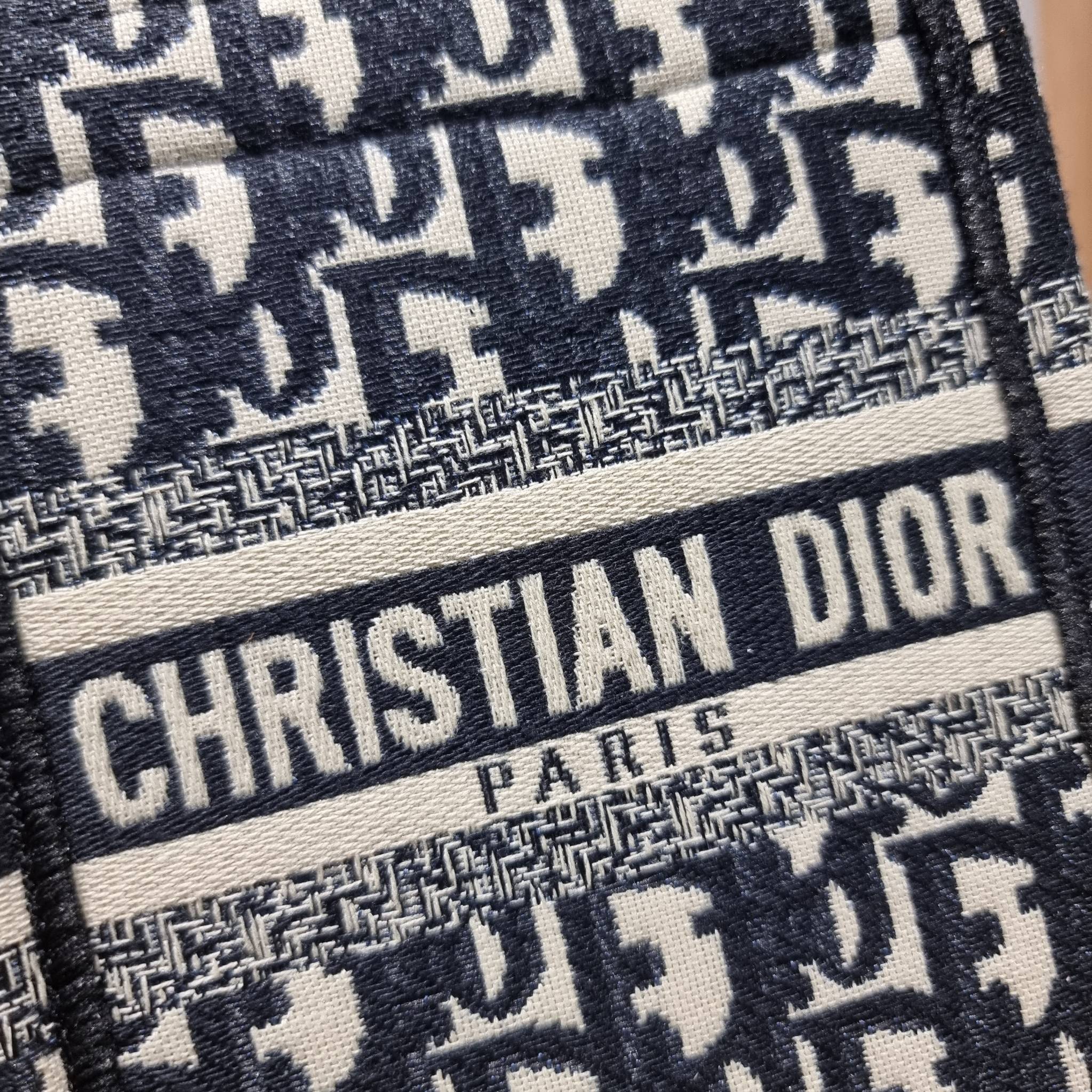 Dior mini book tote phone bag / CD MINI SHOPPING BAG น้องคนสวย ไซส์มินิ ขนาดเล็กน่ารัก น่าใช้มากกกก!! ดีไซน์คลาสสิควินเทจ สวยหรู