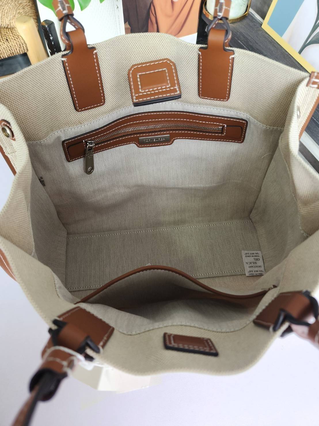 TORY BURCH ELLA CANVAS TOTE BAG กระเป๋าโท้ตน้ำหนักเบาของเราพร้อมป้ายโลโก้ Ella ทำจากผ้าใบที่ทนทานพร้อมรายละเอียดหนังและกระเป๋าด้านใน อเนกประสงค์ ทรงคลาสสิก และสร้างขึ้นอย่างสวยงามด้วยฝีมือช่างฝีมือ สายรัดแคบช่วยให้วางราบกับไหล่ได้อย่างสบาย เหมาะสำหรับทุกว