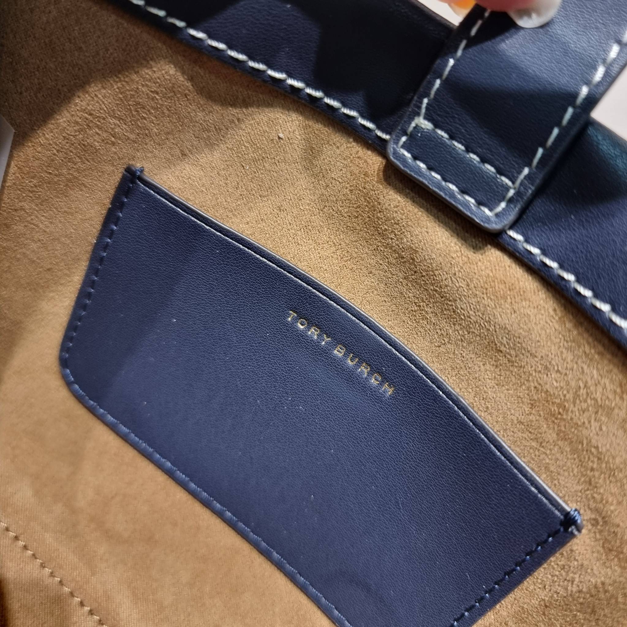 TORY BURCH MINI T MONOGRAM SQUARE TOTE รุ่นใหม่ล่าสุด คิ้วท์กว่าใคร! กับไอเท็มโมโนแกรมสุดฮิต กระเป๋าทรงโท้ทไซส์มินิ น่ารักน่าใช้มากๆ ให้คุณได้เพลิดเพลิน และคล่องตัวมากๆ