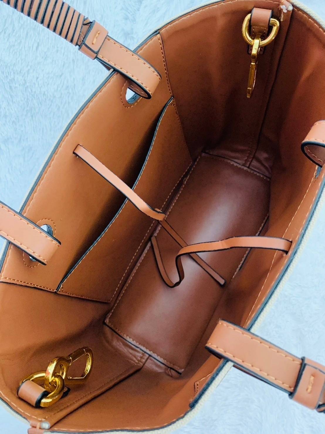 Loewe Anagram leather canvas tote bag / Loewe Tote Bag กระเป๋าโท้ทน้องใหม่ วัสดุทำจากหนังแคนวาส ใช้งานทนทาน ออกแบบมีสายสะพายไหล่และหูหิ้ว เรียกว่าใช้งานได้แบบ 2 in1 งานสวยล้ำ ไม่ซ้ำใคร ปักโลโก้ Anagram ที่ด้านหน้า เปิด-ปิดด้านบนด้วยเชือกผูก ด้านในมีช่องสำ