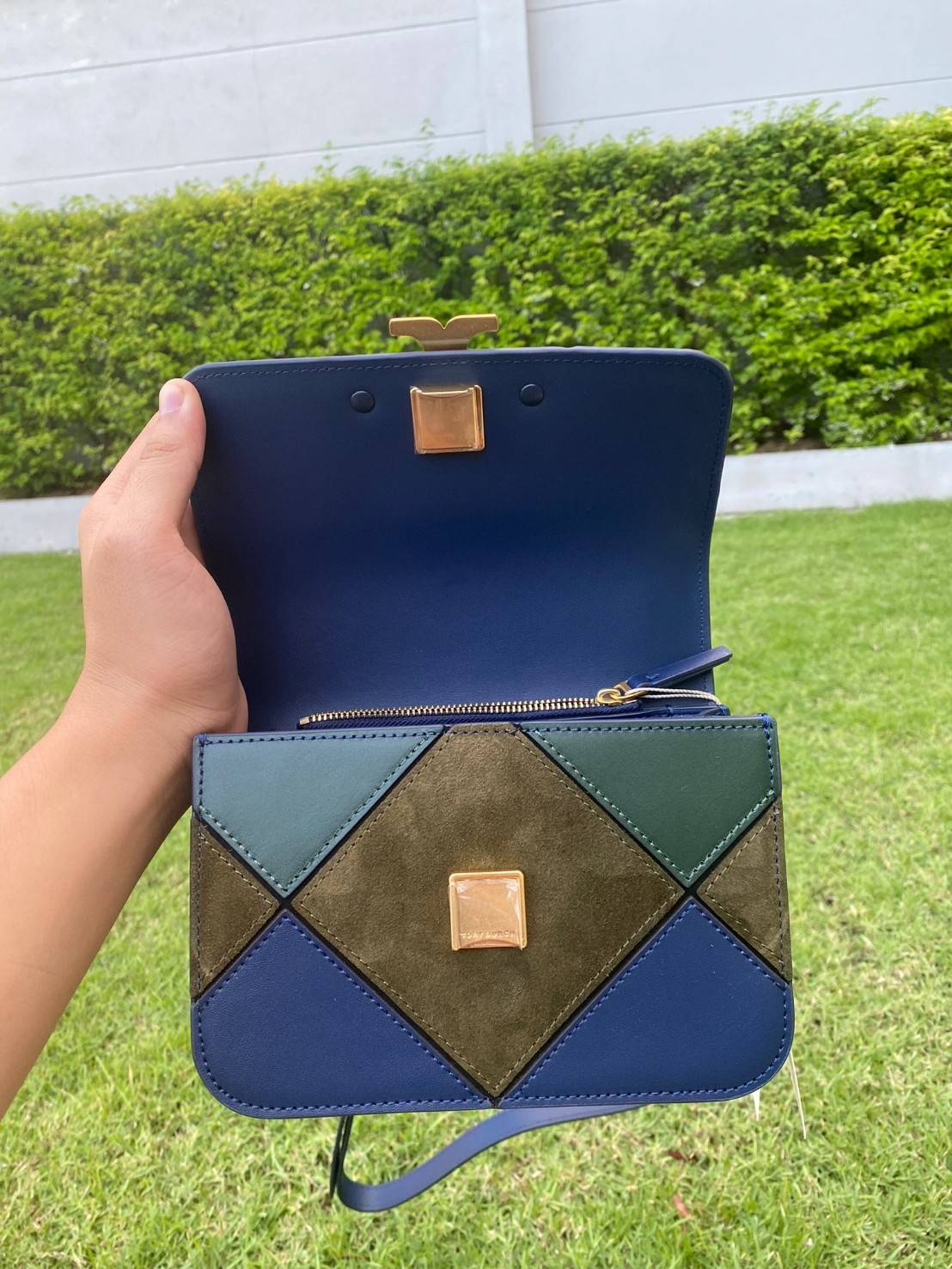 Tory Burch Eleanor Bag (รหัสรุ่น 84089) Collection ใหม่2021 ชนช็อป กระเป๋าสะพายcrossbody 💚สีเขียวเหนี่ยวทรัพย์วัสดุชั้นดี เปิดปิดด้วยแม่เหล็ก ภายในโล่งและมีช่องซิปด้านข้าง สายสะพายปรับระดัยสั้นยาวได้ตามใจชอบ รุ่นนี้สวยหรูไฮโซมาก ห้ามพลาดนะสาวๆ