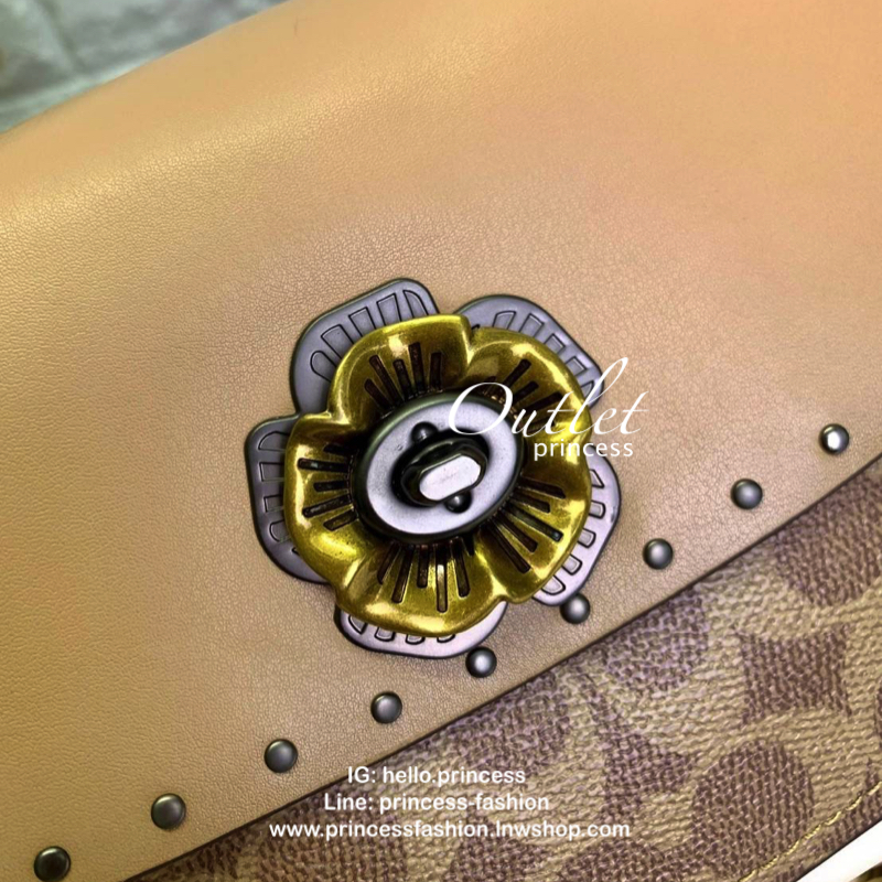 COACH PARKER SIGNATURE SHOULDER BAG กระเป๋าสะพายข้าง/ crossbody หนังแกะแท้ น้ำหนักเบา สวยหรู เปิดปิดกระเป๋าแบบหมุนล็อค อะไหล่รูปเป็นดอกคามิเลีย ภายในกระเป๋ากว้าง แบ่ง 2 ช่องหลัก ช่องซิปคั่นกลางเป็นสัดส่วน ใส่ wallet ยาว ของส่วนตัวใช้ได้ บุหนังกลับผสมกำมะห