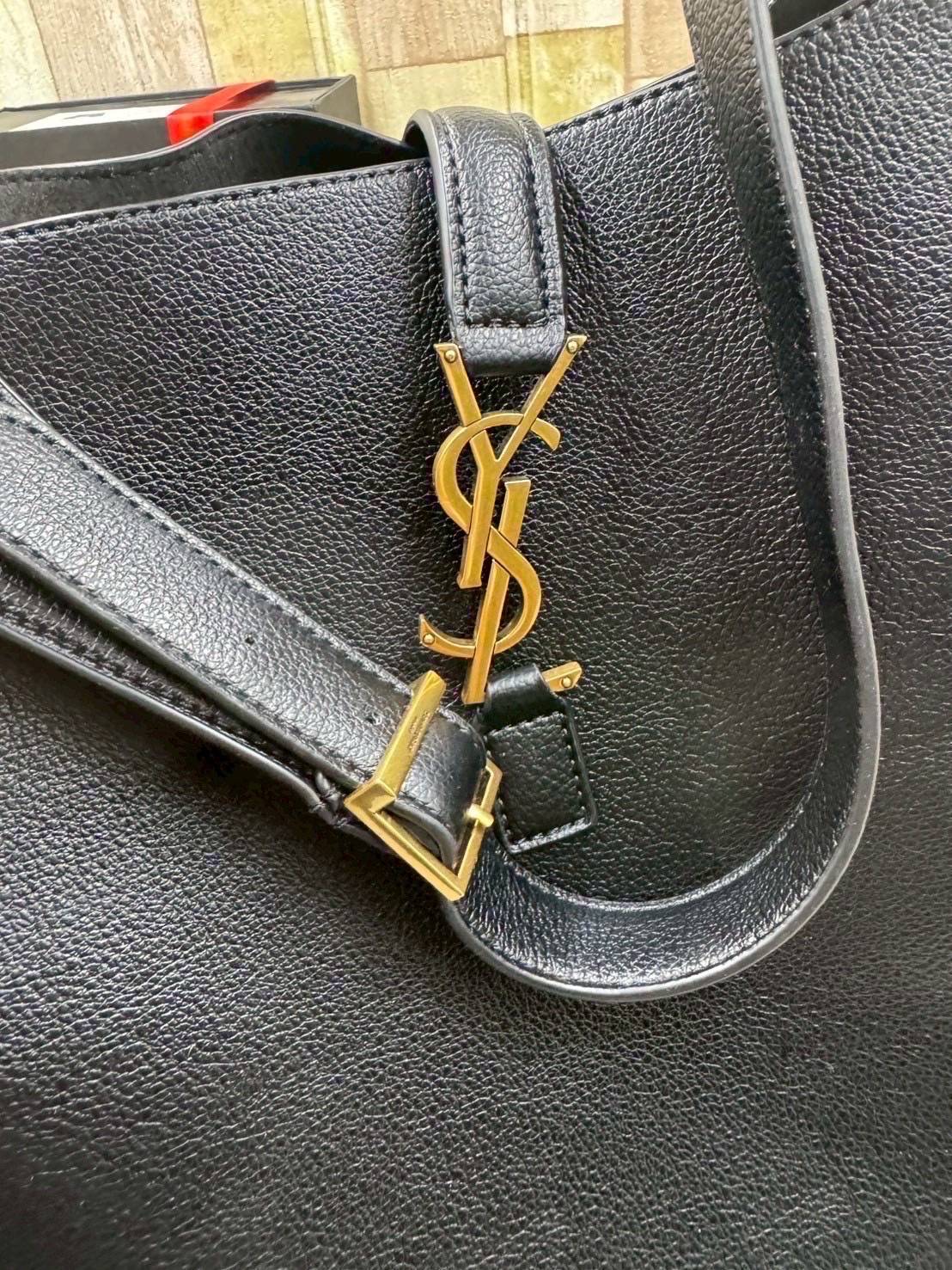 ORI หนังแท้ | YSL LE 5 À 7 hobo in grained leather 30cm / YSL Bucket Bag กระเป๋าสะพายทรงบัคเก็ต งานหนังแท้ลายเกรนใบใหญ่ ดีไซน์รูปทรงใช้งานง่าย ภายในโล่งกว้างมาก มาพร้อมใบเล็กเข้าชุด