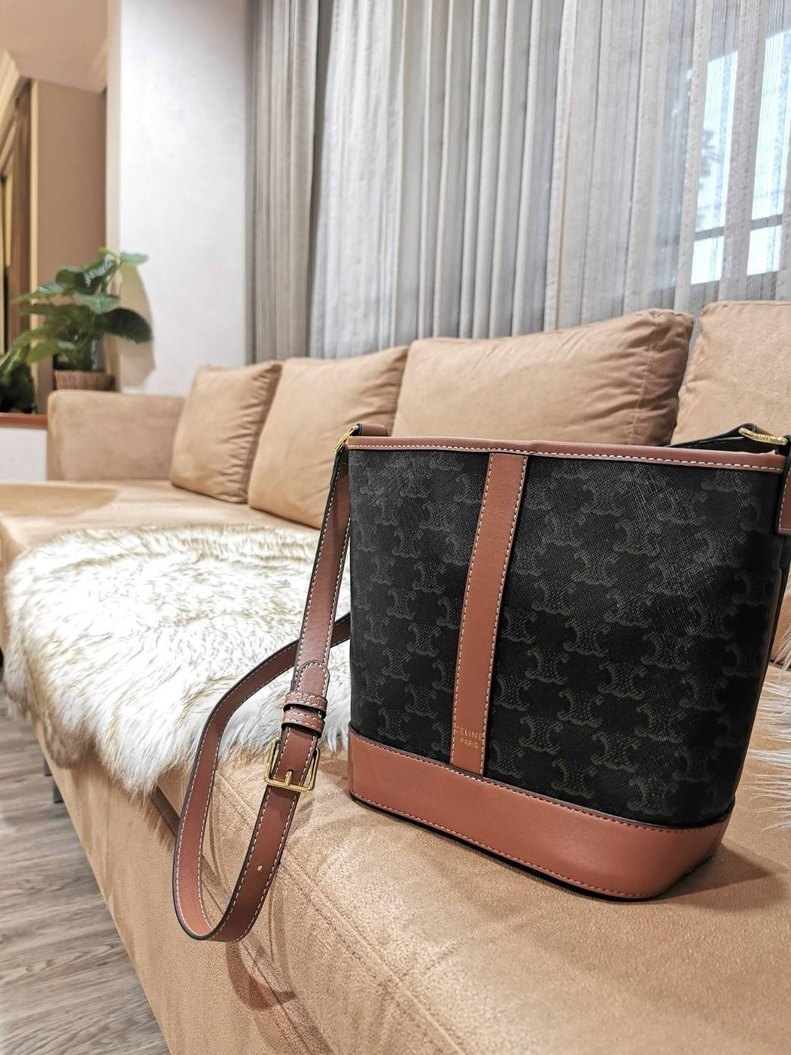 CELINE BUCKET BAG VIP GIFT WITH PURCHASE (GWP) พรีเมี่ยมกิ๊ฟ Limited Edition จาก CELINE HAUTEPARFUME DUTYFREE COUNTER วัสดุ TRIOMPHE CANVAS ดีไซน์สวยคลาสสิคไม่มีเอ้าท์เปิดปิดด้วยกระดุมภายในโล่งกว้างและจุมากสามารถใส่กระเป๋าสตางค์ กล้อง มือถือ ของใช้ได้เยอะ