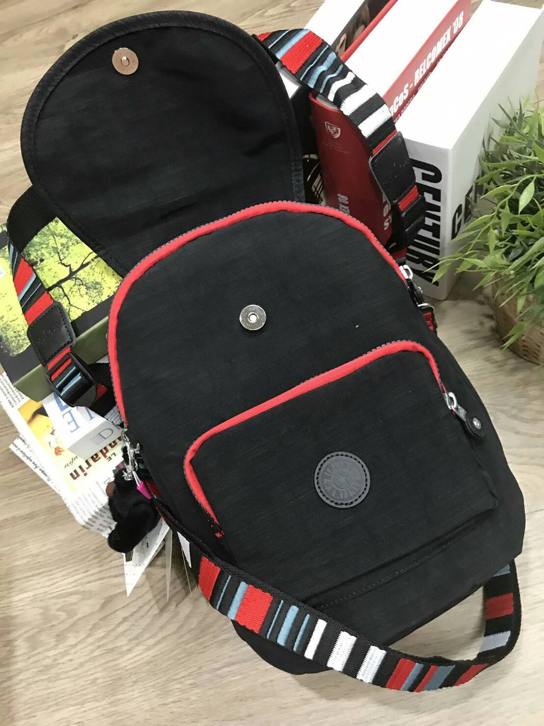KIPLING ART 2WAY BACKPACK NEW ARRIVAL! กระเป๋าสะพายเป้สไตล์ลำลองรุ่นใหม่ วัสดุ Nylon+Polyester 100% โดดเด่นที่สามารถสะพายได้หลายแบบ ทั้งแบบเป้ หรือใช้สายยาวสะพายไหล่ หรือจะ Crossbody ก็ได้ค่ะ หูหิ้วเเละสายสะพายลวดลายสวย มีช่อง ซิปใส่ของด้านหน้า มีช่องใส่ข
