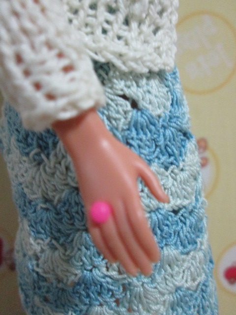 ตุ๊กตา Barbie with pretty hand knitted by Mattel (ตุ๊กตาบาร์บี้แท้มือสอง)