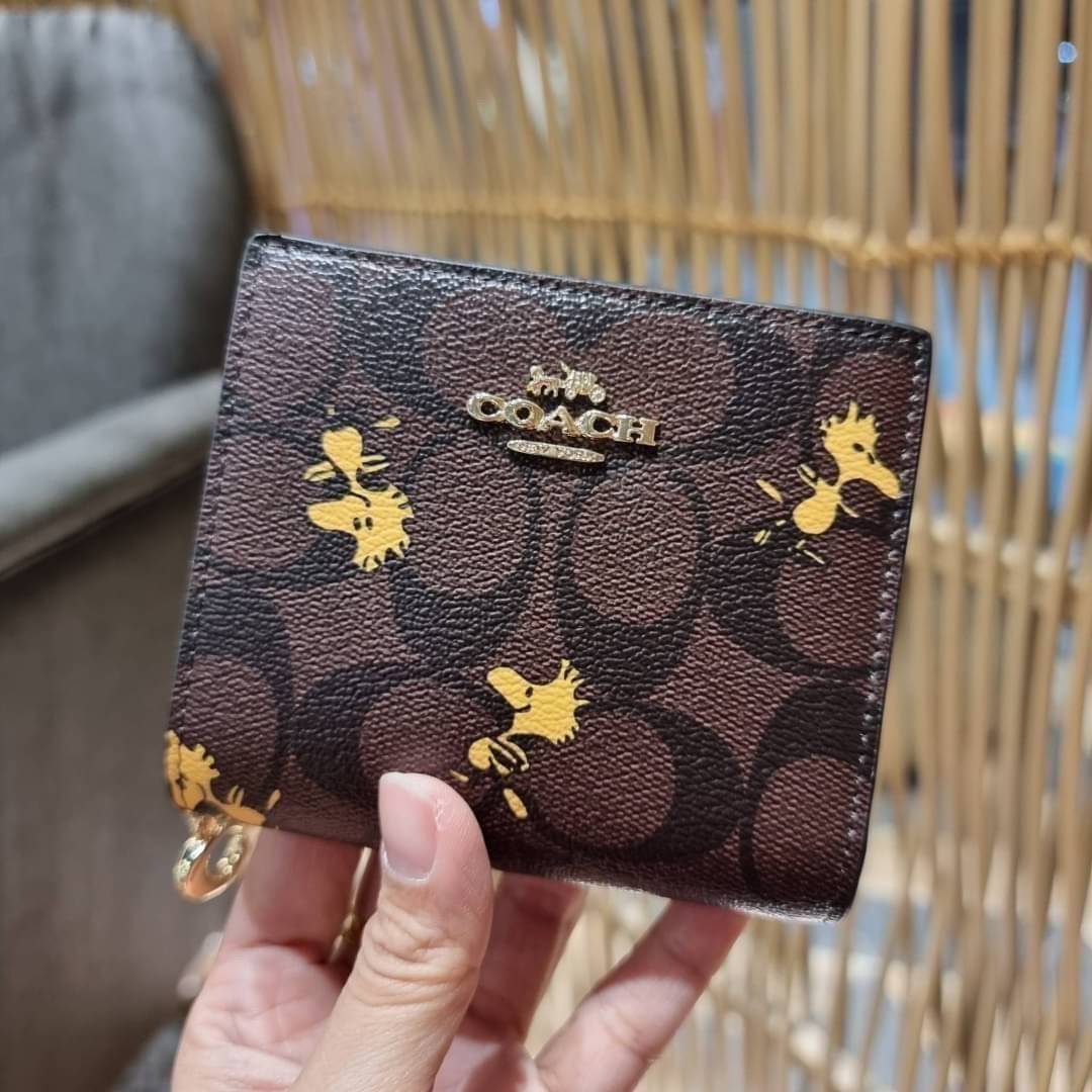 C4591 C4592 COACH COACH x PEANUTS SNAP WALLET IN SIGNATURE CANVAS WITH SNOOPY PRINT / WITH WOODSTOCK PRINT กระเป๋าสตางค์ใบเล็ก ขนาดกำลังเหมาะ ดีไซน์น่ารักอีกแล้วจ้า ♥️ มันน่ารักน่าใช้มาก โดดเด่นด้วยลายคอลเลคชั่นยอดฮิต วัสดุหนังแคนวาสเคลือบลาย เปิด-