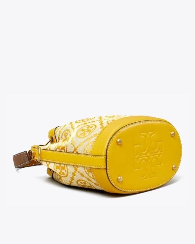 ของแท้ 💯% TORY BURCH Monogram Jacquard Bucket Bag กระเป๋าถือหรือสะพายไหล่ วัสดุผ้า Canvas โลโก้ Jacquard ทรงถัง ตั้งอยู่ทรง กระเป๋าปักลายแบรนด์ สวยหรู สายยาว Crossbody ได้ เปิด-ปิด โดยเชือกรูด เปิด-ปิดพร้อมสลับที่ประดับโลโก้ สวยหรู คุณนาย สุดๆ ไปเ