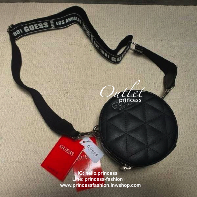 Guess Laiken mini crossbody bag กระเป๋าสะพายข้างด้านหน้าติดโลโก้แบรนด์ รูปทรงดีไซน์เก๋ เป็นรูปวงกลม เปิดปิดด้วยช่องซิปยาว ด้านในเป็นช่องกว้าง มีป้ายแบรนด์ติดด้านใน และมีช่องเสียบ สายสะพายทรงสปอร์ต สามารถปรับระดับได้ ทรงเก๋ๆ ชิคๆ ชิวๆ แบบนี้ รีบสอยนะคะ