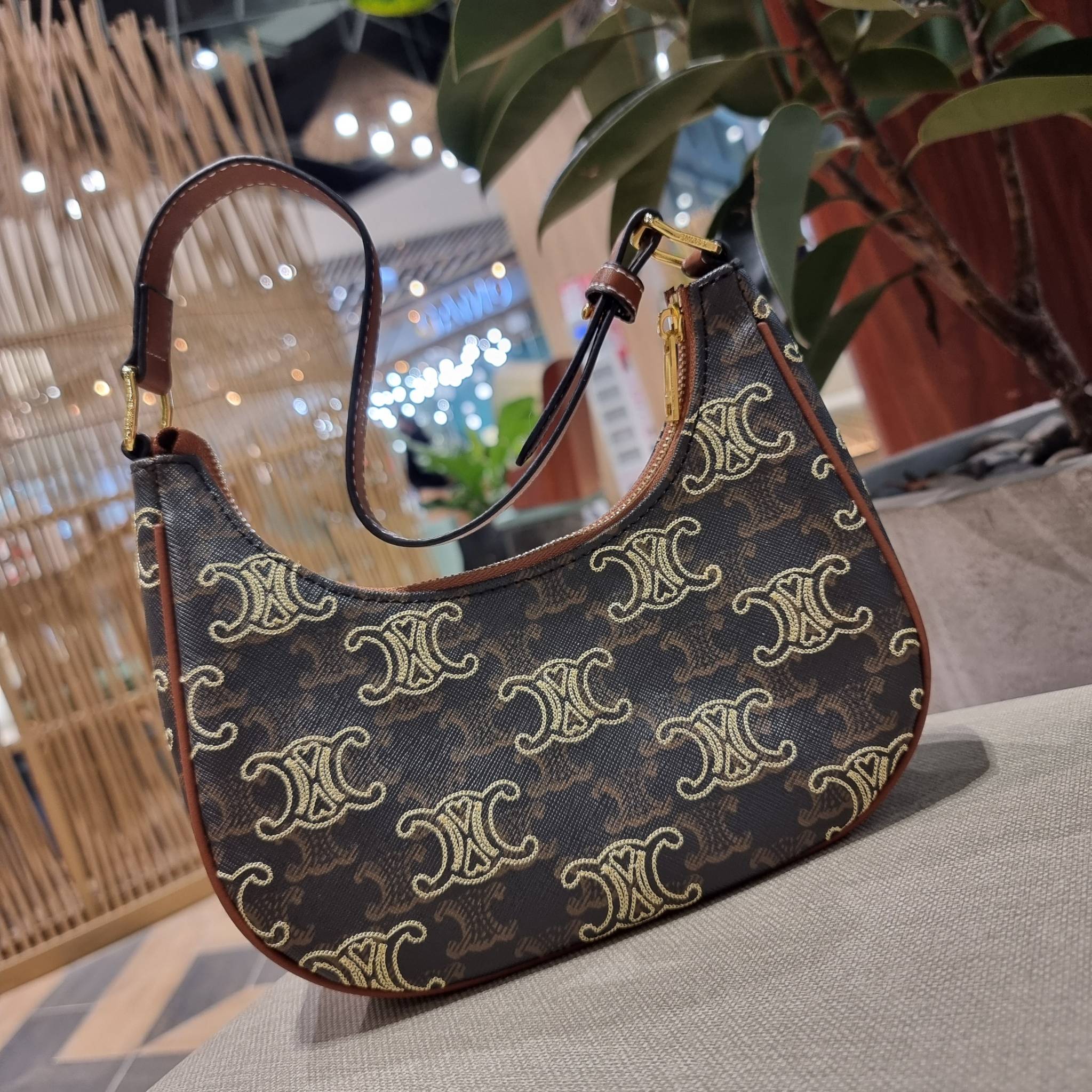 VIP 🥂 CELINE AVA IN TRIOMPHE CANVAS WITH TRIOMPHE HEART EMBROIDERY สวยเกินต้านรุ่นสุดปัง ที่ดีไซน์ออกมาใหม่ พร้อมให้ได้สวยก่อนใครไปเลย กับกระเป๋าสะพายไหล่ รูปทรงไม่เหมือนใครไม่เกร่อ ใช้แล้วดูแพง!! และที่น่ารักแบบตะโกนก็ตรงที่ โลโก้ลายปัก ดีเทลเดิน