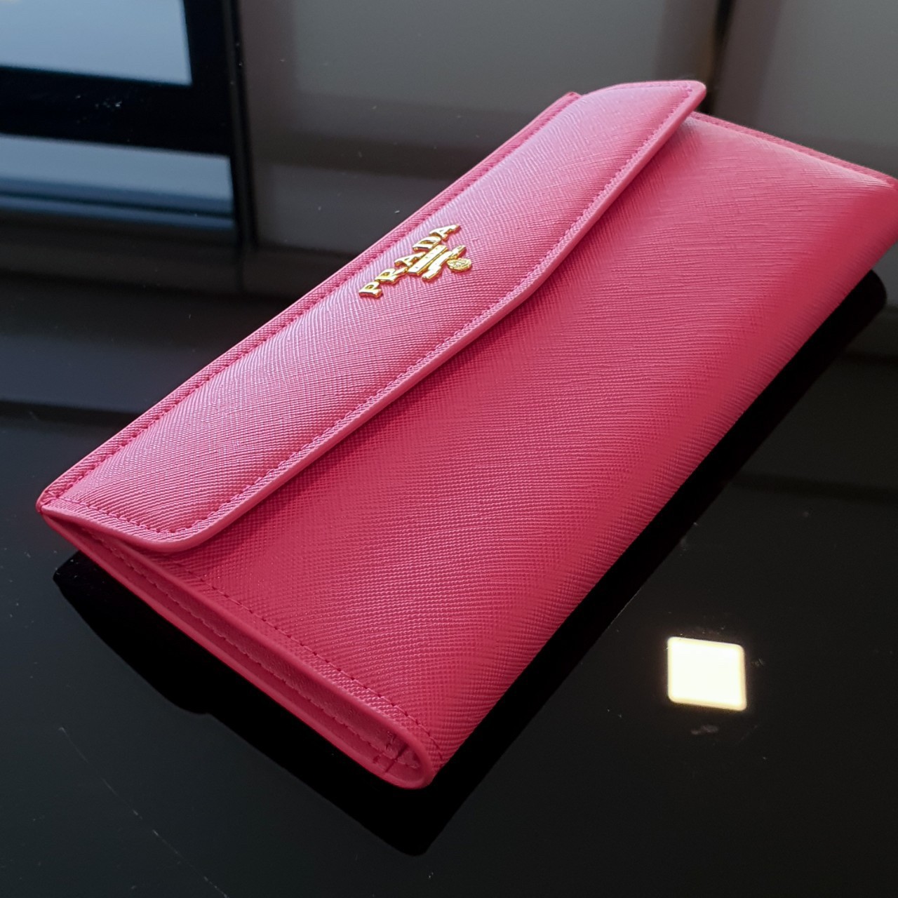 PRADA LONG WALLET กระเป๋าสตางค์รับทรัพย์ ทรงหรู จากแบรนด์ PRADA ลายหนัง SAFFIANO มีช่องใส่บัตร ถึง 12 ช่อง และช่องซิปใส่ของจุกจิกได้ น้ำหนักเบา จับถนัดมือ ขนาดกำลังดีคะ ถือแล้วดูดี อะไหล่ทองสุดหรู ใช้แล้วสวยแน่นอนค้า