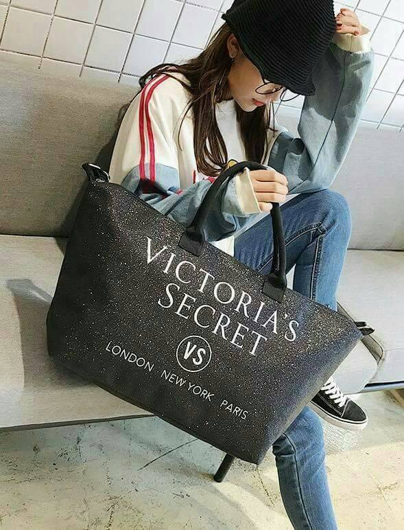 VICTORIA'S SECRET CANVAS GLITTER LARGE RUNWAY TRAVEL BAG 2017 กระเป๋าทรง Travel ใบใหญ่วัสดุ CANVAS GLITTER ด้านหน้าประดับโลโก้แบรนด์ glitter วิ๊งทั้งใบ เปิดปิดด้วยซิป ภายในกว้างจุสุดๆ ใส่เสื้อผ้าได้หลายชุด ไม่ว่าจะถือขึ้นเครื่อง, ไปต่างจังหวัด หรือไป