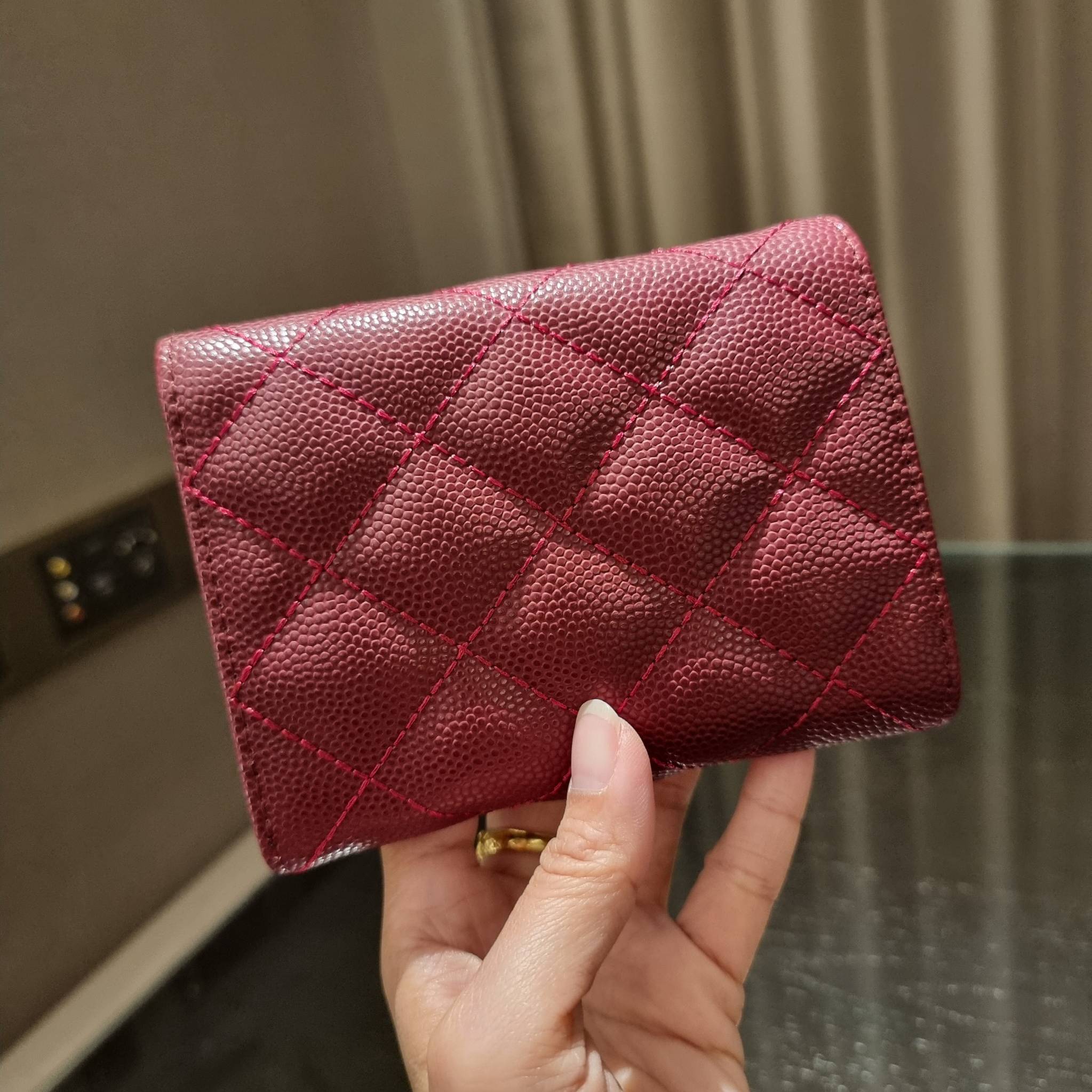 VIP 】มาแล้วจ้า!! รุ่นแนะนำ!! ฮิตติดใจสาวๆ!! กระเป๋าสตางค์ใบสั้นรุ่นฝาพับ จาก Chanel premium for gift เรียบหรู ดูไฮน์ วัสดุหนังสังเคราะห์ลายคาร์เวีย ด้านในเป็นหนังซาฟเฟียโน่ เปิด-ปิดด้วยกระดุมแม่เหล็ก ภายในกระเป๋ามีช่องใส่บัตร ใส่ธนบัตรได้ ดีไซน์เรียบหรูตา