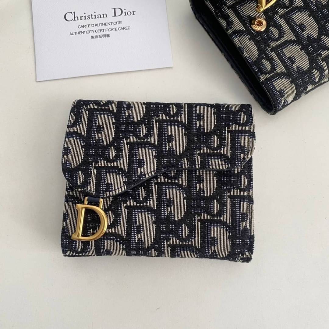 VIP 🥂DIOR Wallet Saddle Lotus / Dior tri-fold wallet กระเป๋าสตางค์ 3 พับ วัสดุหนังแท้ และผ้า Jacquard อย่างดี ทอสวยงาม ผสมผสานความสง่างามและคลาสสิกที่เข้ากับยุคสมัย ภาพสินค้าถ่ายจากงานขายจริง ใช้งานต่างประเทศได้