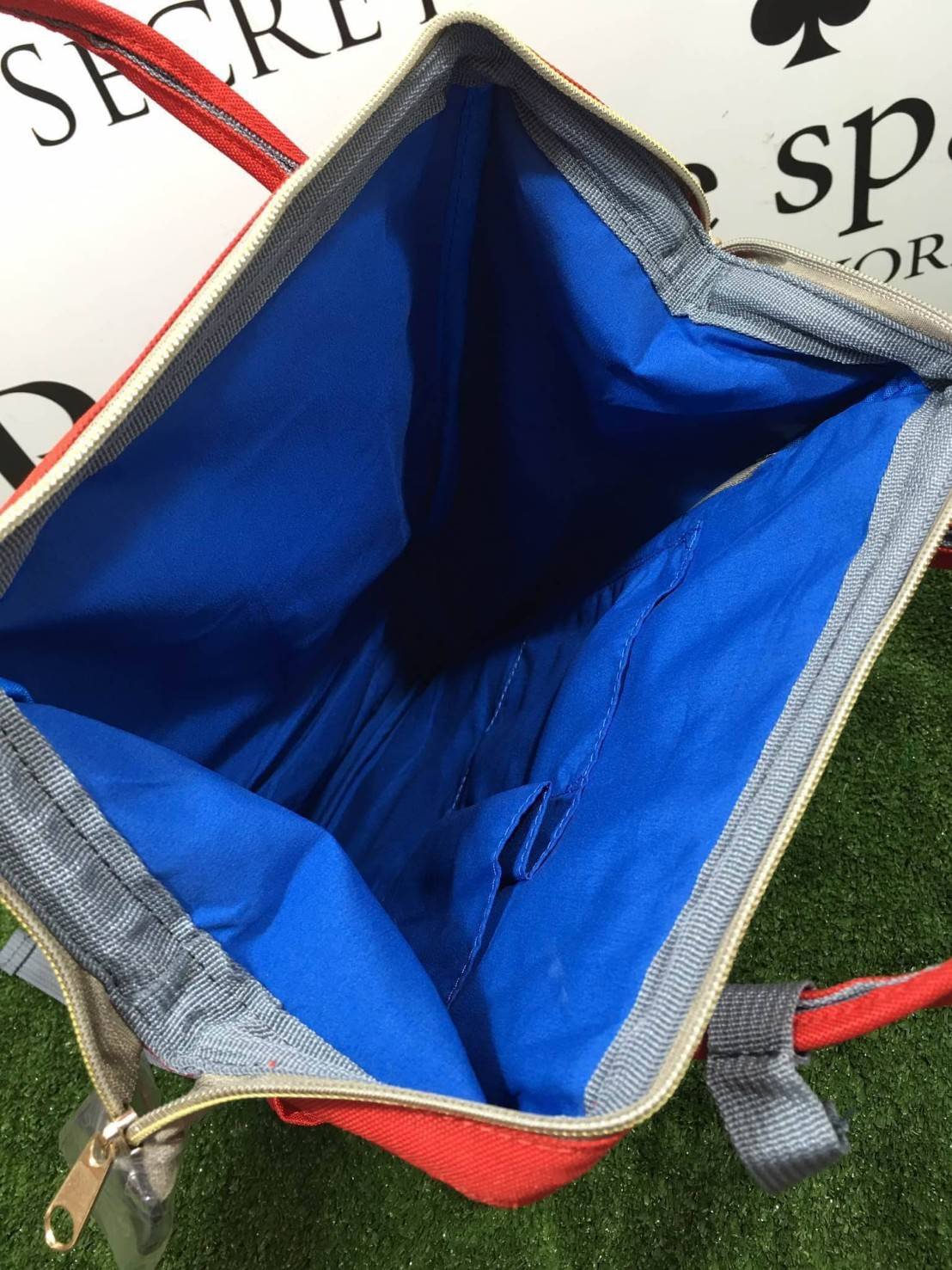 ANELLO POLYESTER CANVAS RUCKSACK รุ่นมินิ แบรนด์ดังสุดฮิตที่กำลังดังในประเทศญี่ปุ่น กระเป๋าเป้สไตล์คาวาอิ รูปทรงแปลกใหม่มีสไตล์เป็นของตัวเอง วัสดุผ้าแคนวาส ปากกระเป๋ากว้างมีโครง ง่ายสำหรับเวลาใส่สัมภาระ ภายในมีช่องเล็กและช่องใหญ่ใช้งานง่าย เปิดปิดด้วยซิปค