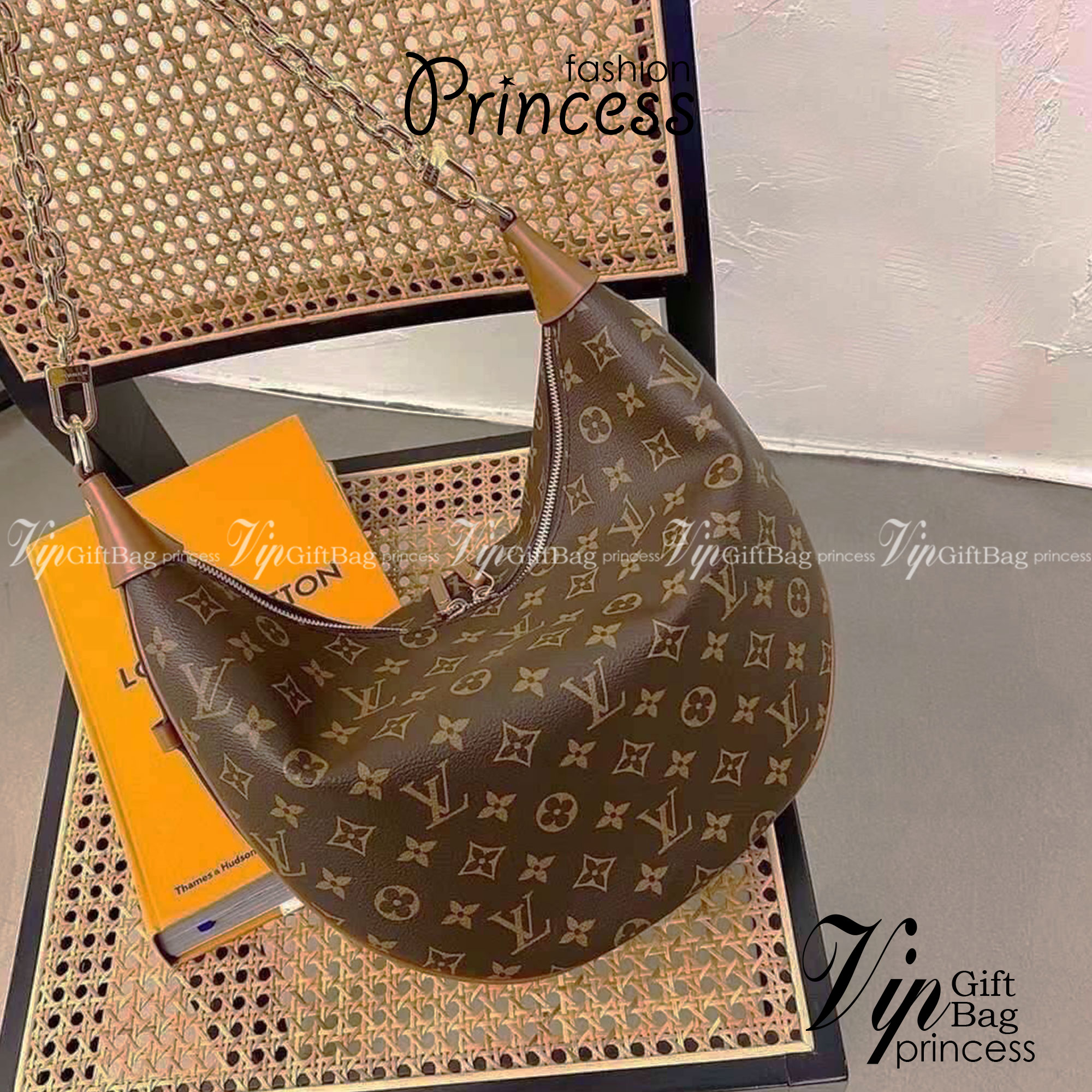 LV Loop Hobo Monogram Canvas - Handbags 11" สุดยอดเดอะเบสท์ไอเท็ม ต้องยกให้เลย กับกระเป๋าสะพายใบใหญ่ สวยหรู ดูแพงมาแต่ไกล ยังคงคลาสสิค ผู้ดี หรูหรา ขนาดกำลังพอดี ใส่โทรศัพท์ได้ทุกรุ่น วัสดุหนังแคนวาสคุณภาพ ด้านหน้ามีช่องซิปแยก สายสะพายมีมาให้ถึง 2 แบ