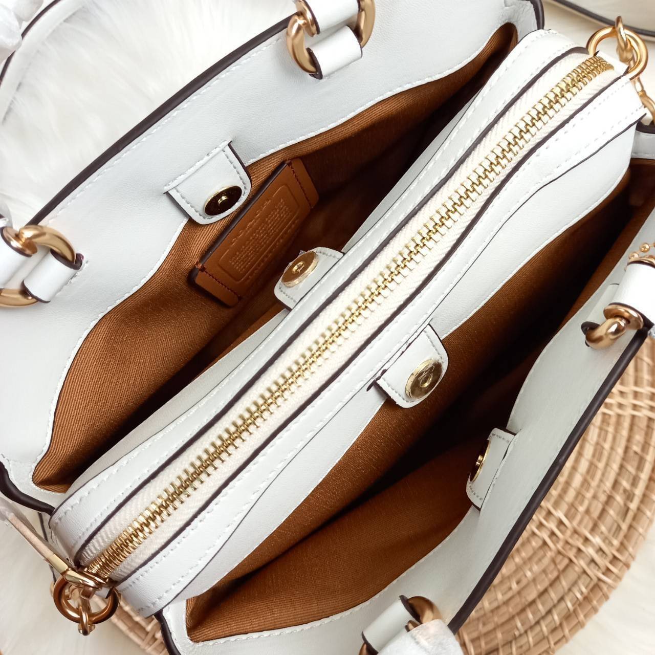 หัวใจจะวาย!! ละมุนมาก ลุคคุณหนูสุดๆ COACH MINI LILLIE CARRYALL (COACH F91494)🌺 ใช้ดีจนต้องบอกต่อ อีกแล้วจ้า ใครๆก็ถามหา😍>>>ทรงถัง รุ่นใหม่ 10 นิ้ว ขนาดกำลังดี เหมาะมือมาก มี 3 ช่องด้านใน ช่องกลาง เปิด-ปิด ด้วยซิป ส่วน 2 ช่องด้านข้