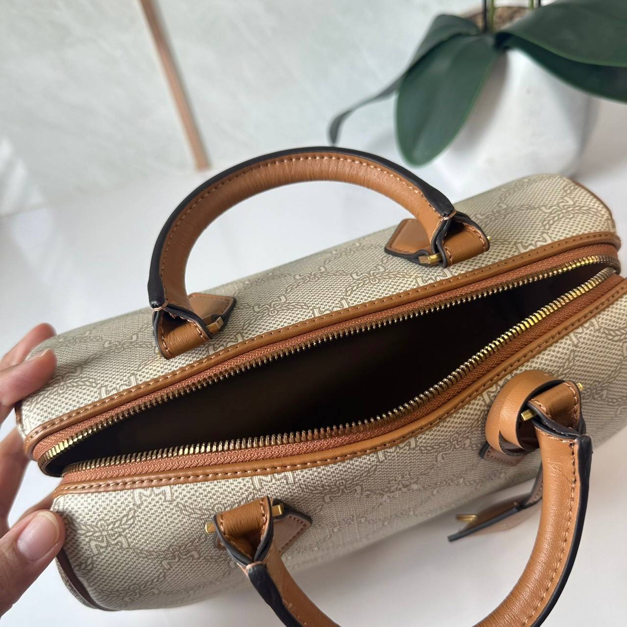 Small M.C.M Ella Boston bag in Lauretos pattern กระเป๋าทรงหมอนยอดฮิต คอลเลคชั่นใหม่ ไม่มีเอ้าท์ เกรดท็อปออริ 1:1 สลับแท้ ใช้งานต่างประเทศได้