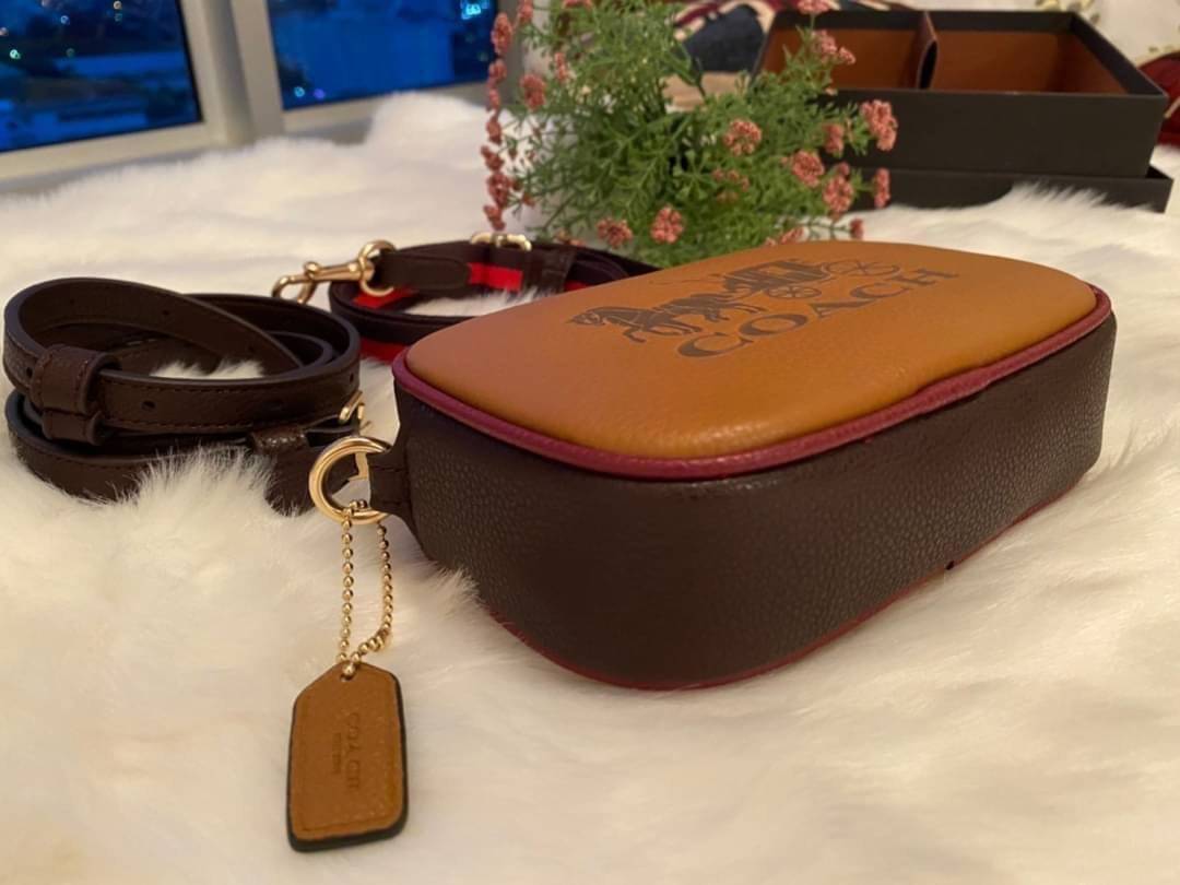 COACH JES CONVERTIBLE BELT BAG IN COLORBLOCK 2IN1 !! กระเป๋าคาดอก/สะพายข้าง ใช้ได้ถึง 2 แบบ!! คุ้มค่ามากที่สุด!! วัสดุหนัง pepble ดีไซน์เรียบ แต่หรู ภายในเป็นช่องโล่ง ใบนี้สาวๆที่ไม่ชอบพกของเยอะ เหมาะมากๆน้า 🙇♀️ ของดีราคาจับต้องได้ ไอเท็มนี