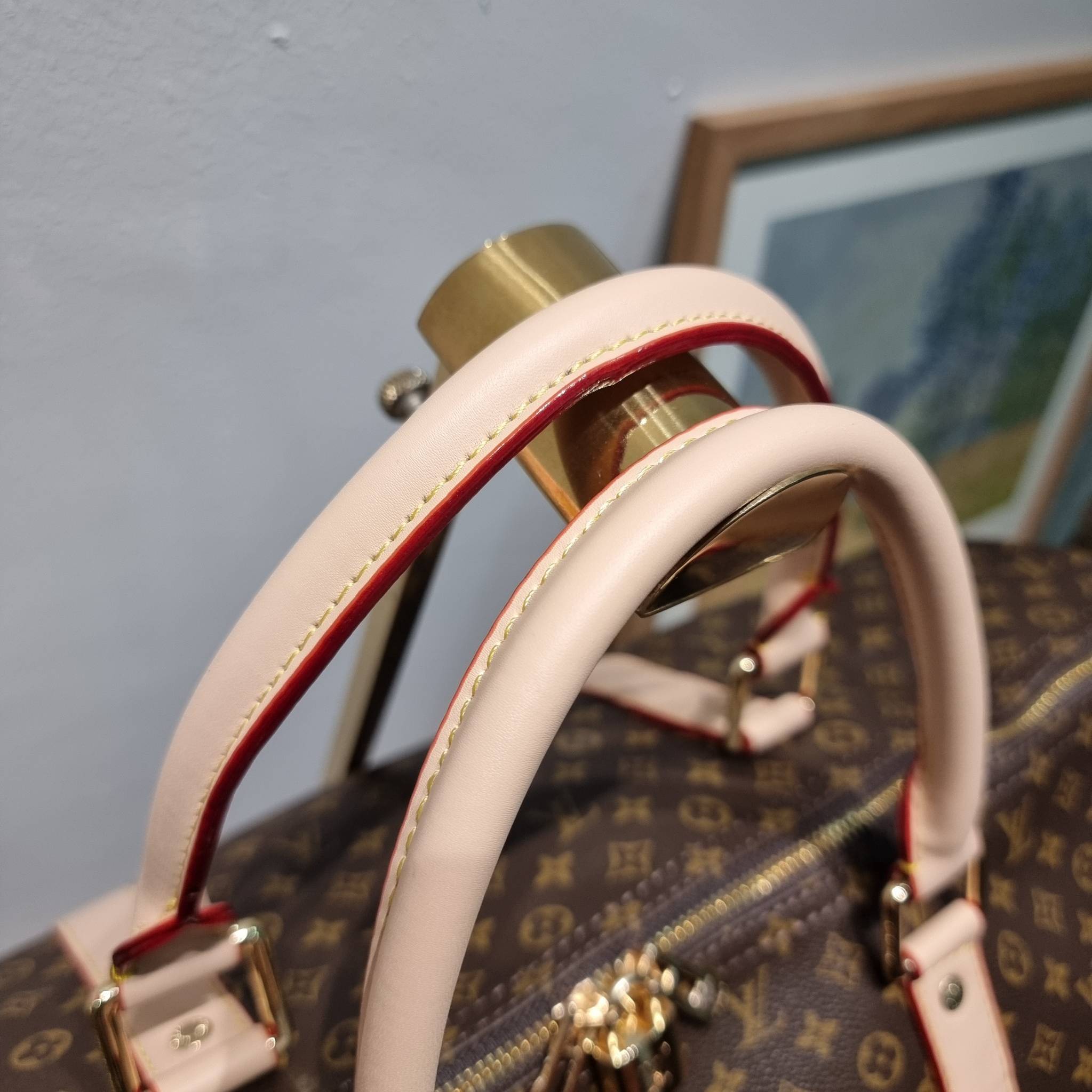LV KEEPALL BANDOULIERE กระเป๋าเดินทางสุดคลาสสิค ทึ่ใครๆก็เฝ้ารอ ไอเท็มที่จะทำให้การเดินทางไม่ธรรมดาอีกต่อไป ด้วยดีเทลความเป็นเอกลักษณ์ เรียบแต่หรู วัสดุหนังแคนวาสคุณภาพดี ลวดลายโมโนแกรม เปิด-ปิดด้วยซิปแน่นหนา มีกุญแจล็อคได้ มีสายสะพายครอสให้ ภายในโล่งกว้า