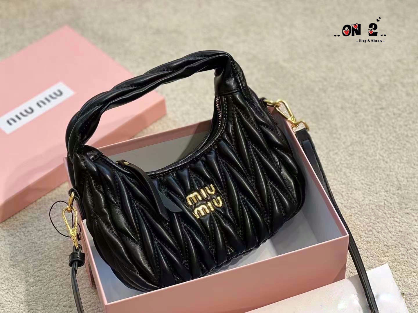 MIU MIU Wander matelassé mini hobo bag สะพายข้างมิวมิว ทรงยอดฮิต วัสดุตัวกระเป๋าทำจากหนัง bonded leather เอามาเย็บทำลายmiu miu งานจริงหนังนุ่มมากๆ นะคะ อะไหล่สีทอง สายสั้นสะพายไหล่ได้ มาพร้อมสายยาว ปรับระดับได้