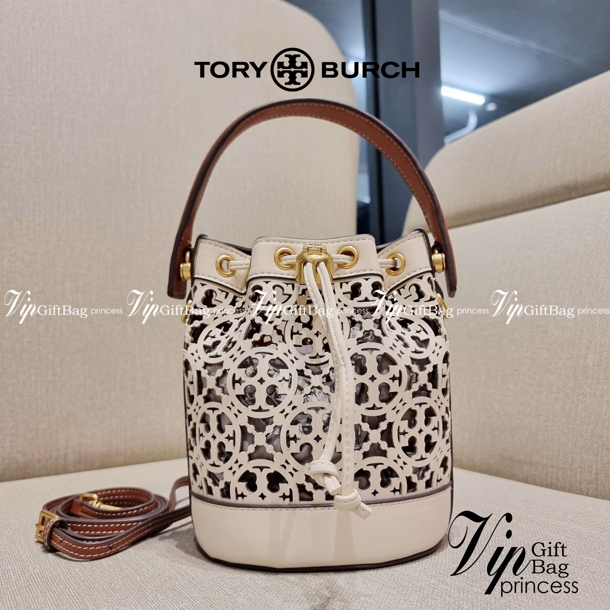 TORY BURCH T MONOGRAM LASER-CUT MINI BUCKET BAG ใจบางที่สุดกับคอลเลคชั่นนี้ กับกระเป๋าสะพายทรงบัคเก็ต ไซส์มินิ รุ่นชูโรงสุดฮิต ที่เพิ่มดีเทลความแพงด้วยการฉลุลวดลายโมโนแกรมรอบใบ ถักทอเป็นเส้นลายสานที่สวยงามมาก งานฝีมือจริงๆ วัสดุหนัง cowhide รูดเปิด-ปิดด้ว