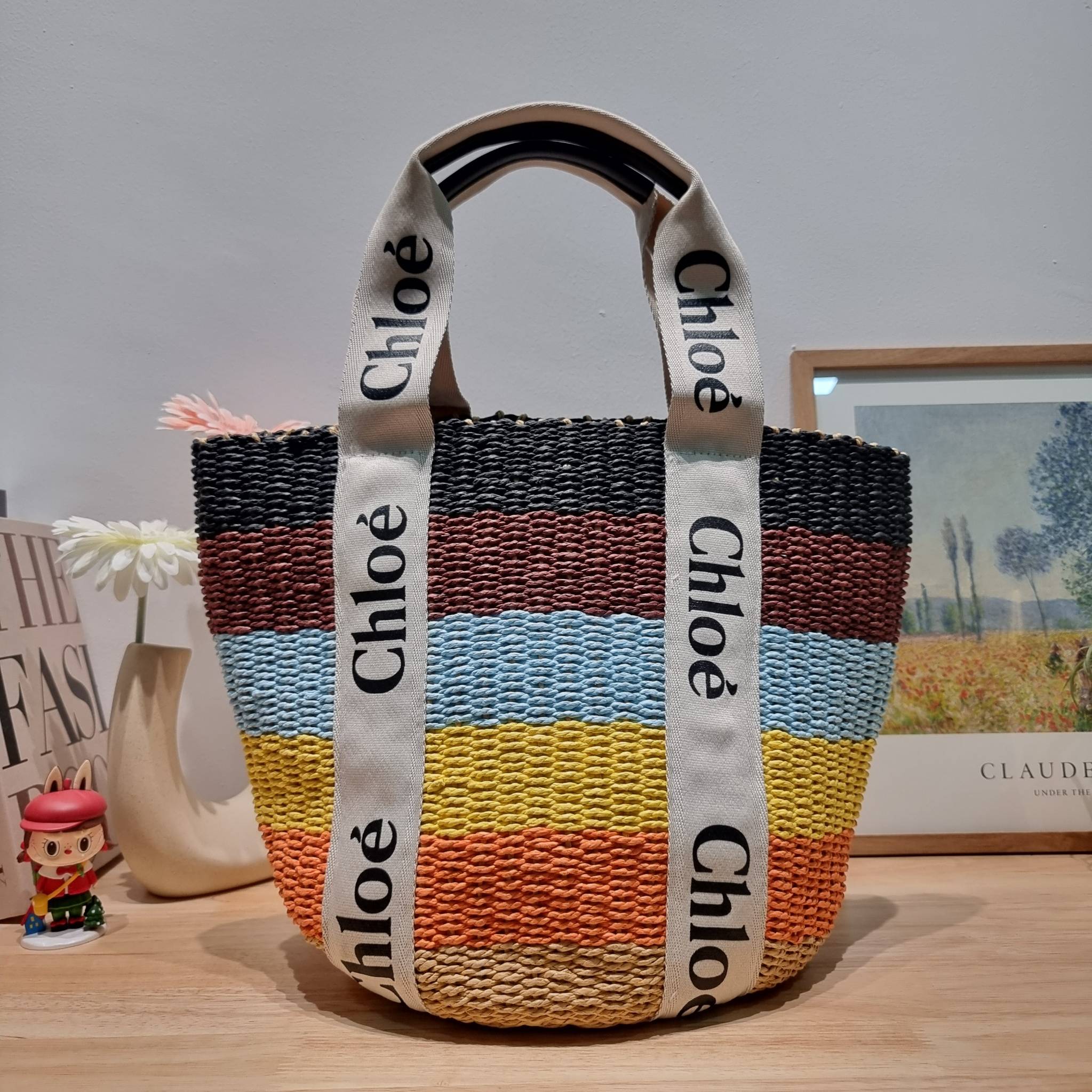 CHLOE LARGE WOODY BASKET Multicolor กระเป๋าสะพายสานทรงตะกร้า ยอดฮิตติดลมของแบรนด์ ด้วยวัสดุสังเคราห์จากธรรมชาติ สานทอเต็มใบออกมาเป็นลวดลายสวยงาม