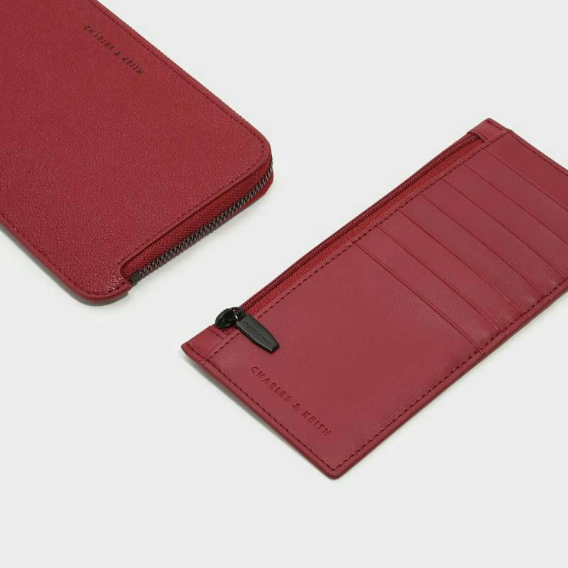 Charles & Keith Zip Wallet กระเป๋าสตางค์ใบยาว บาง พกพาสะดวก แถมกระเป๋าใบเล็กใส่บัตรให้อีก 1 ใบ เปิด - ปิดกระเป๋าด้วยซิป ภายในมีช่องใส่บัตรหลายช่อง และช่องใส่ธนบัตร ใบจริงสวย น่าใช้ทุกสีเลยค่าา