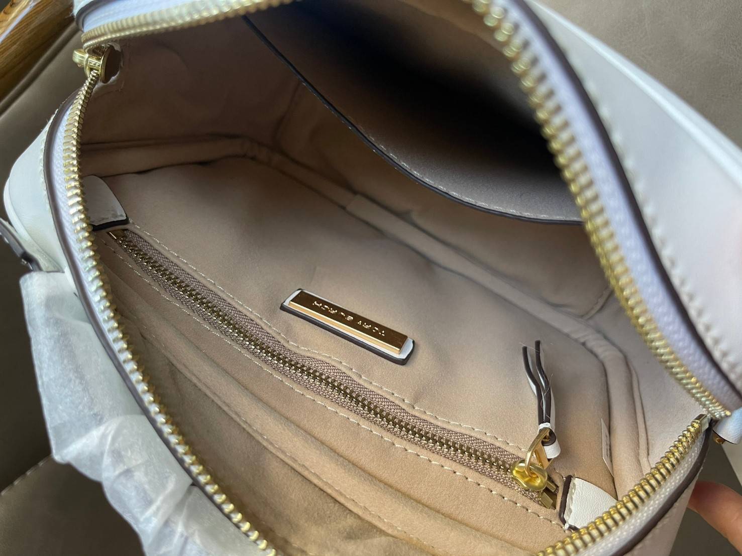 ของแท้ 💯% 】TORY BURCH T MONOGRAM JACQUARD CAMERA BAG การออกแบบที่เรียบง่าย แต่ยังคงความหรูหราเอาไว้ โดดเด่นด้วยลวดลาย T Monogram ซึ่งสามารถบ่งบอกความเป็นตัวตนของแบรนด์ได้อย่างชัดเจน