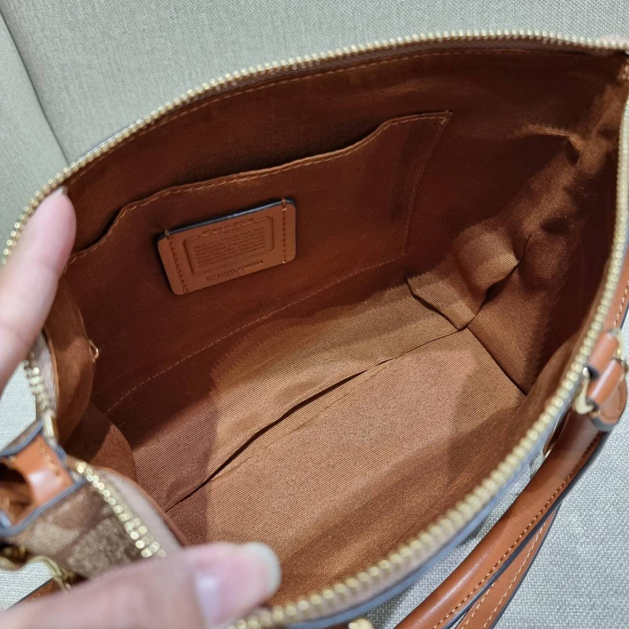 COACH F38089 MINI EMMA SATCHEL IN SIGNATURE CANVAS รุ่นหายาก รุ่นที่สาวๆตามหา จัดมาให้สมกับที่รอคอยกันไปเลยจ้า!! เป็นรุ่นที่ดีไซน์ออกมาให้ใช้งานง่าย สะดวก สวย หรู ดูดี!! กระเป๋าสะพายทรงสวย วัสดุหนังแคนวาสเคลือบลาย มาพร้อมสายสะพายข้างและหูจับในตัว ถอดออกถื